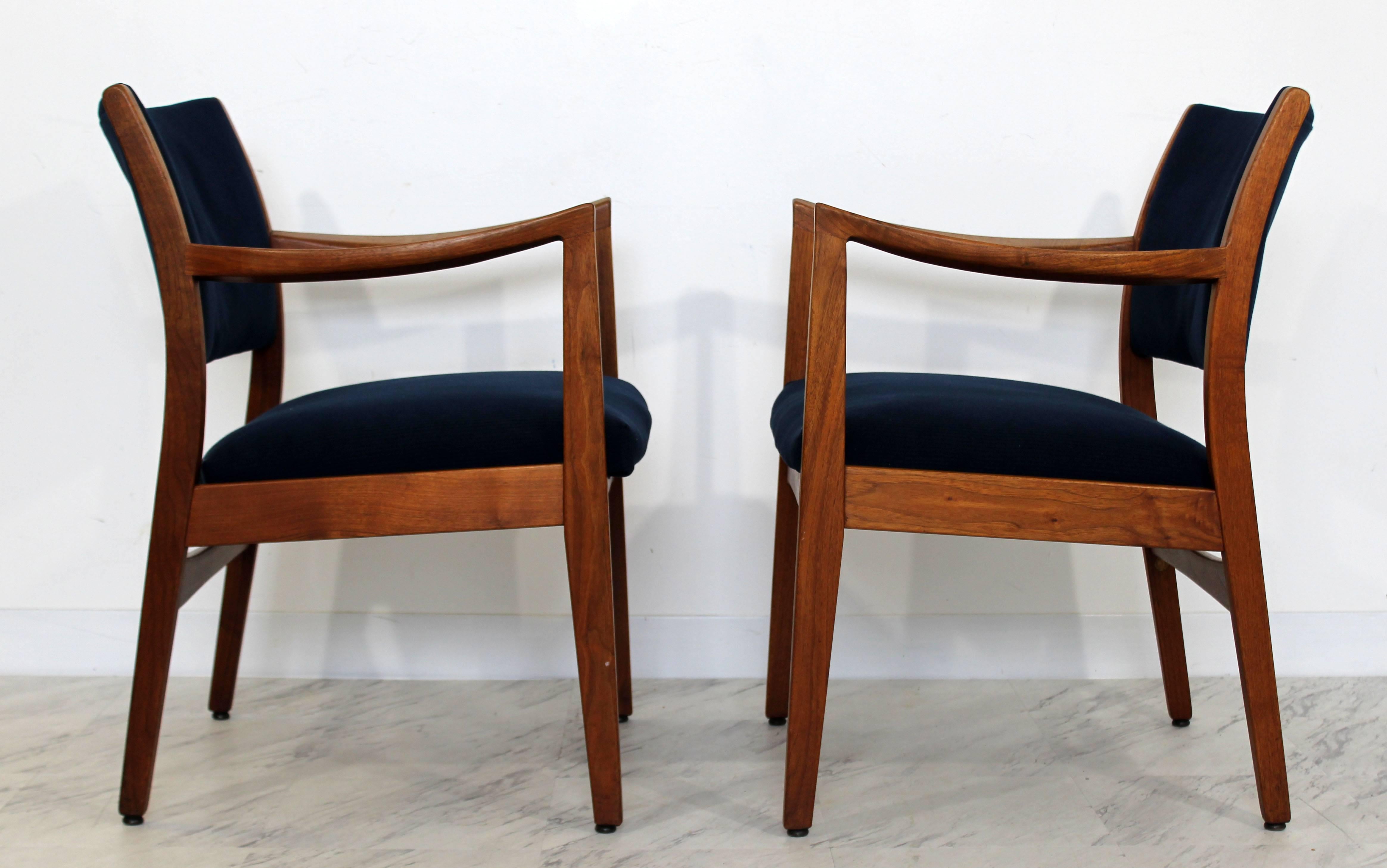 Mid-Century Modern Pair of Walnut Armchairs by Johnson 1960s in Jens Risom Style In Good Condition In Keego Harbor, MI
