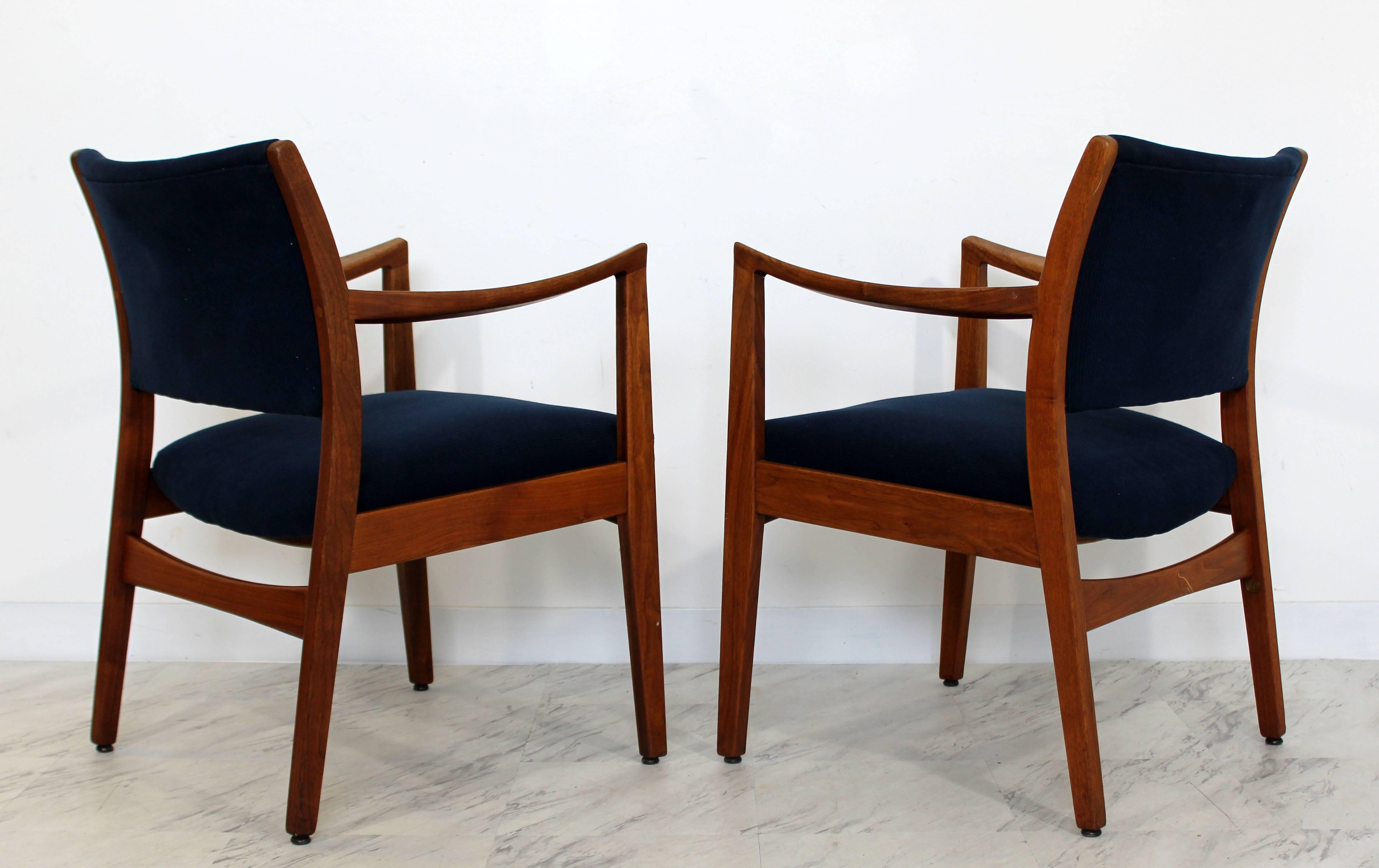Mid-20th Century Mid-Century Modern Pair of Walnut Armchairs by Johnson 1960s in Jens Risom Style
