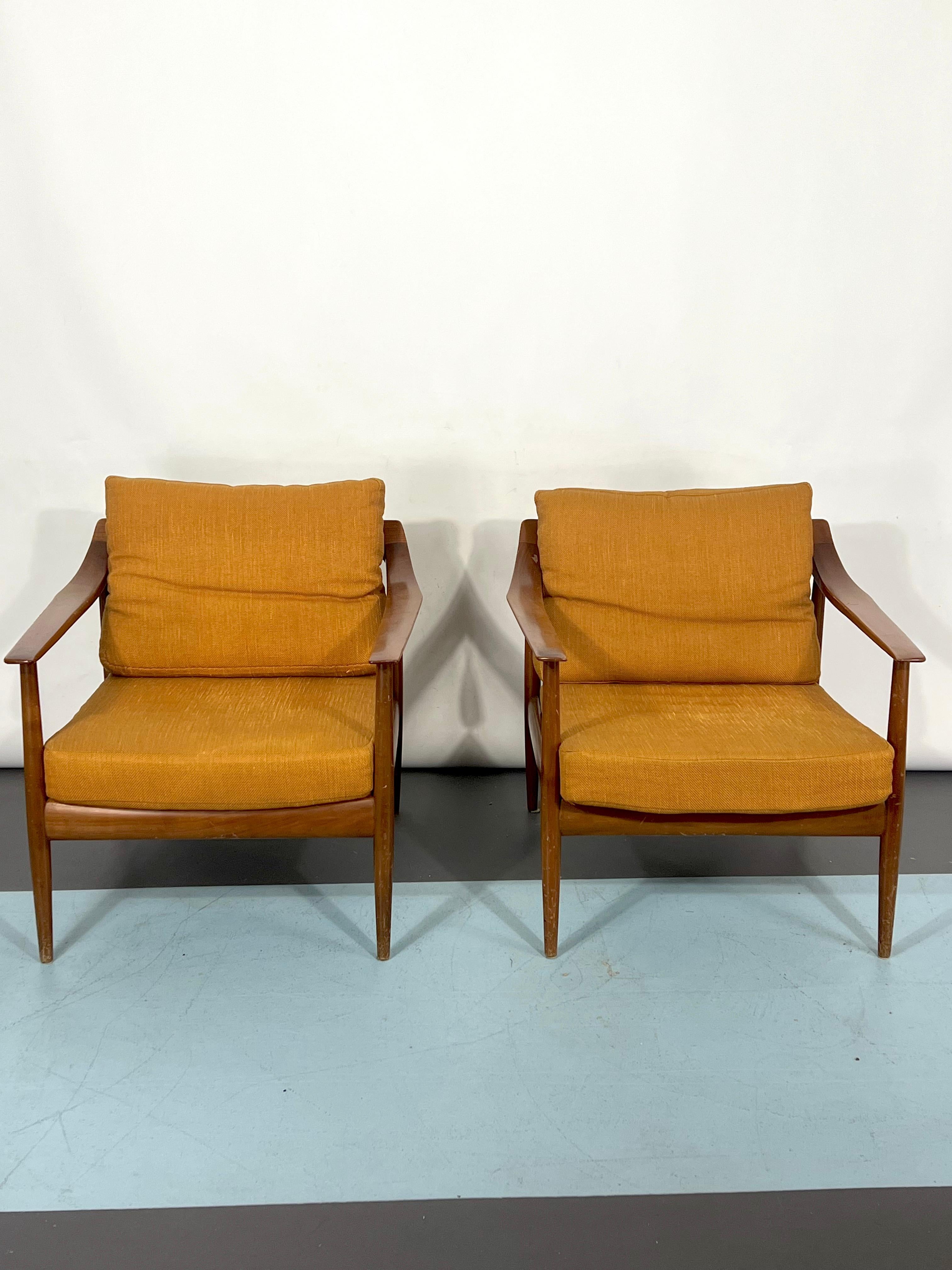 Guter Vintage-Zustand mit Alters- und Gebrauchsspuren für dieses Set aus zwei Sesseln aus Palisanderholz, das von Walter Knoll entworfen und in den 50er Jahren in Deutschland hergestellt wurde.