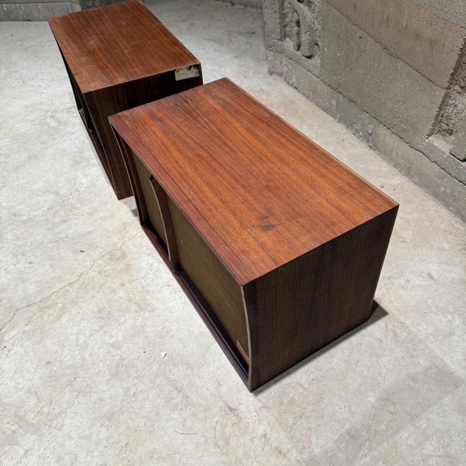 Mid Century Modern  Pair of Warfedale Speakers Walnut In Good Condition For Sale In Chula Vista, CA