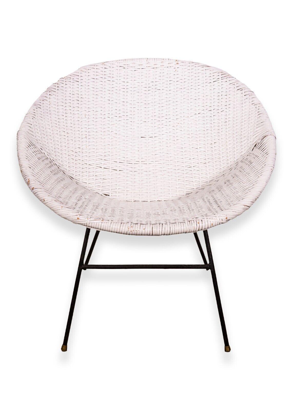 Un par de sillas de ratán de mediados de siglo. Un conjunto de sillas muy chic. Estas sillas están hechas de ratán de madera tejida con una base de metal. Estas sillas son muy cómodas y firmes gracias a su icónico diseño de cubo. Están acabados en