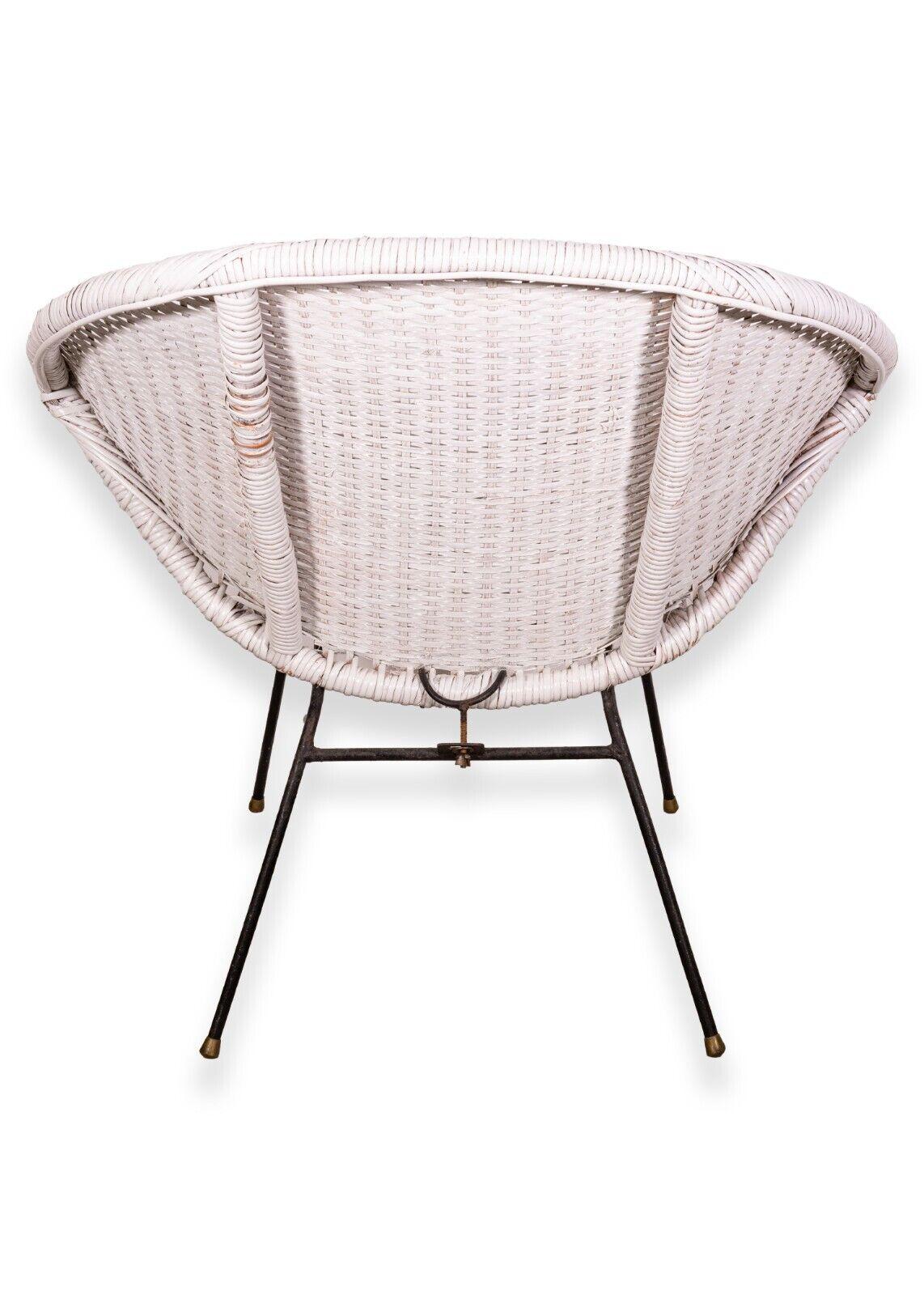 20th Century Mid-Century Modern Pair of White Scoop Rattan Chairs For Sale