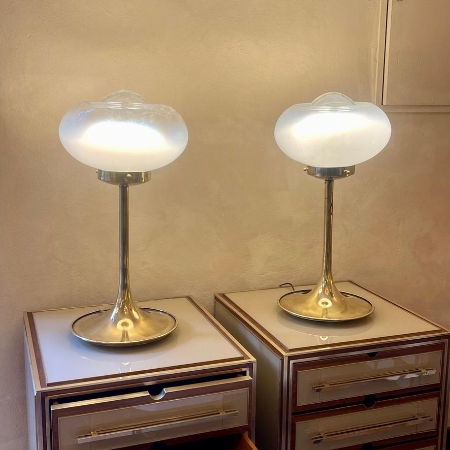 Mid-Century Modern Pair of Wood, Brass & Beige Opaline Glass Night Stands For Sale 5