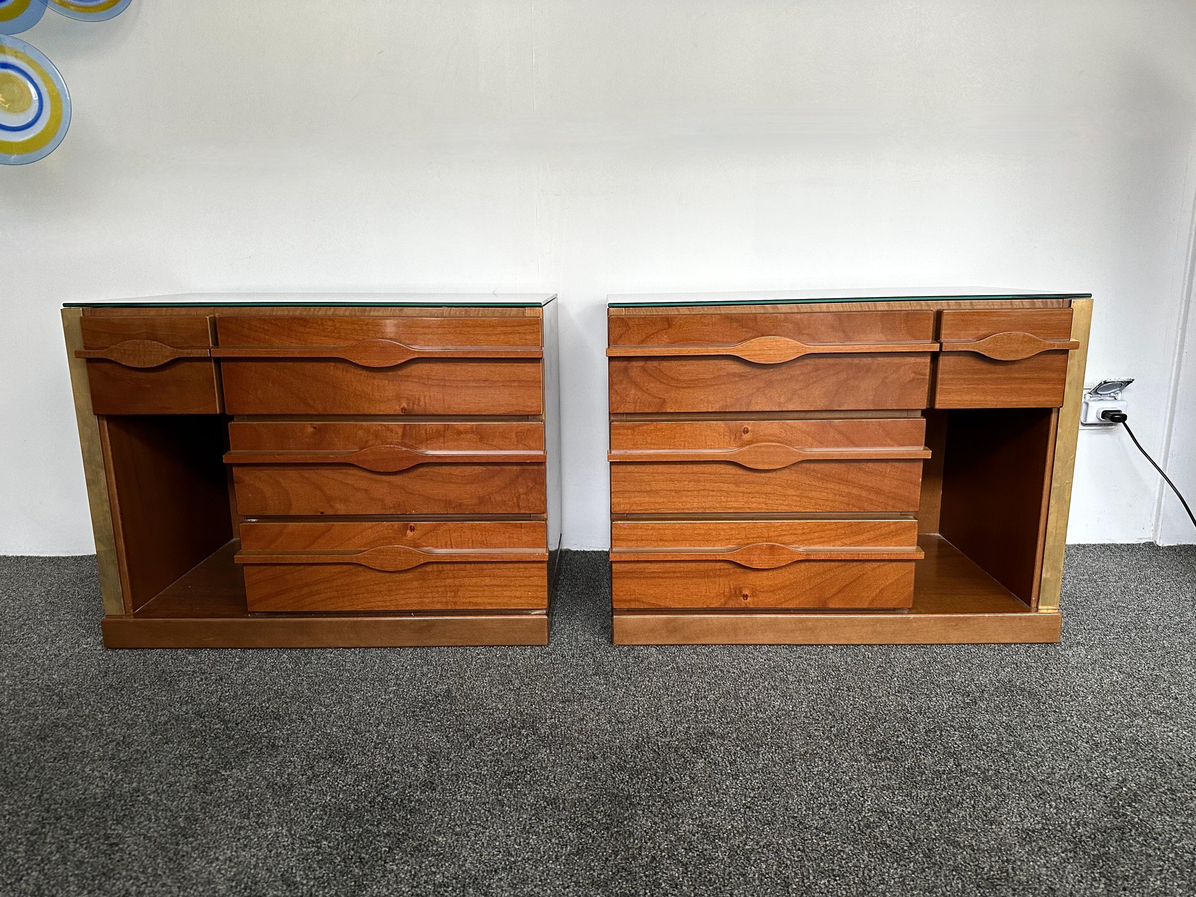 Late 20th Century Mid-Century Modern Pair of Wood Brass Mirror Nightstands. Italy, 1970s For Sale