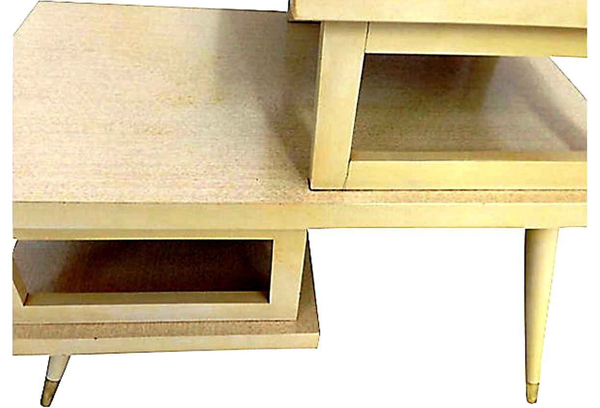 Mid-Century Modern, Paar dreistöckige Beistelltische aus Holz, Laminat und Messing (20. Jahrhundert) im Angebot