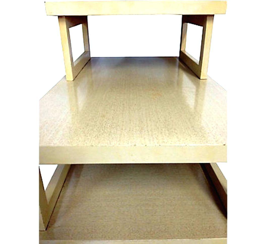 Mid-Century Modern, Paar dreistöckige Beistelltische aus Holz, Laminat und Messing im Angebot 1