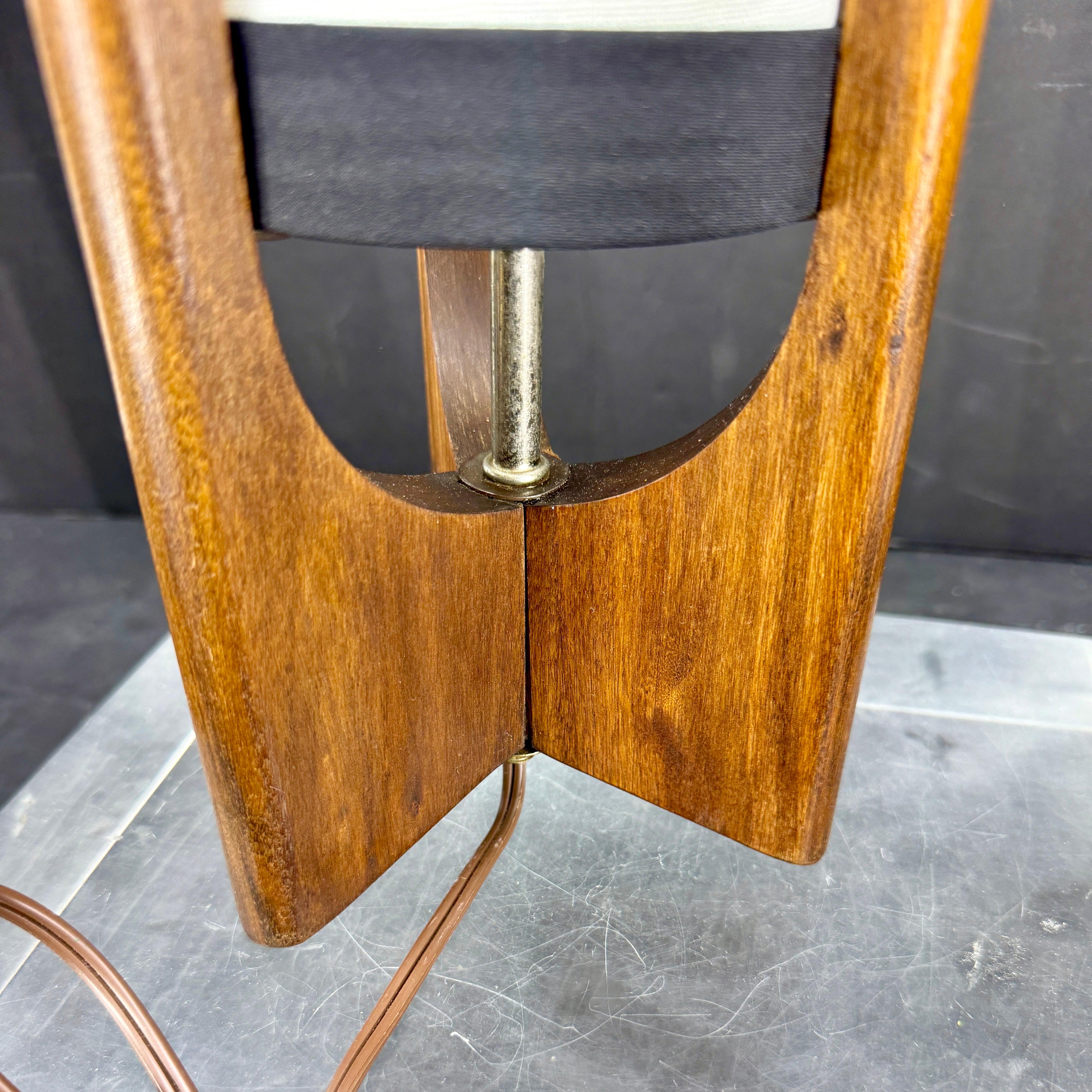 The Moderns Modern Paire de lampes de table danoises en bois, circa 1960's en vente 2