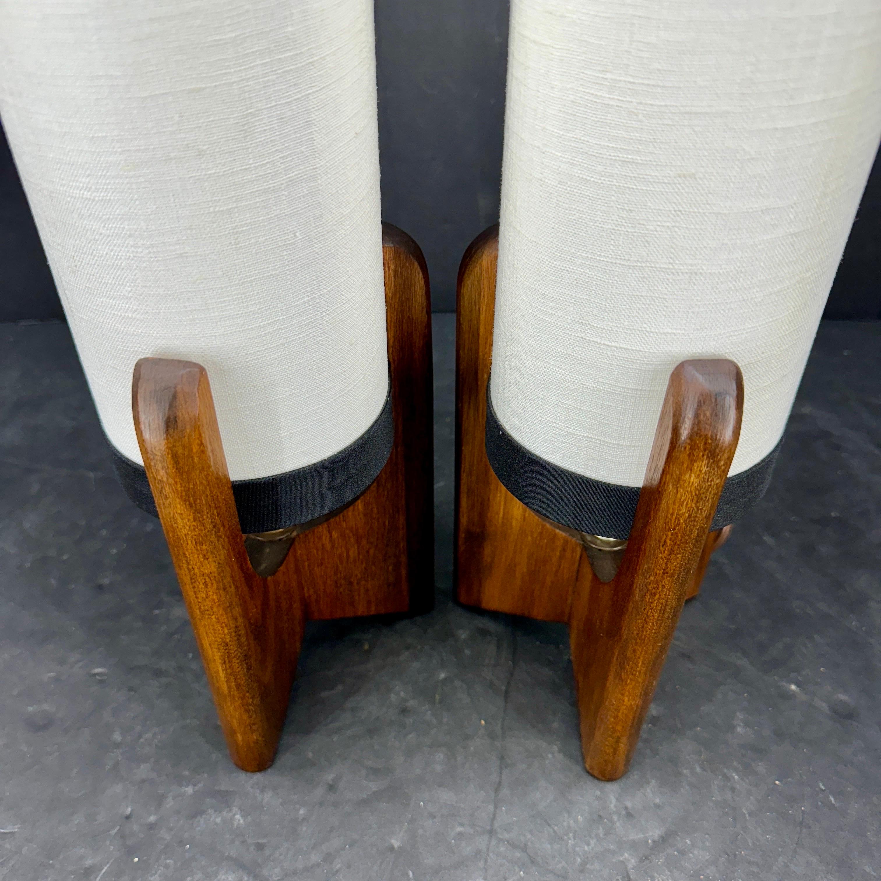 The Moderns Modern Paire de lampes de table danoises en bois, circa 1960's en vente 4