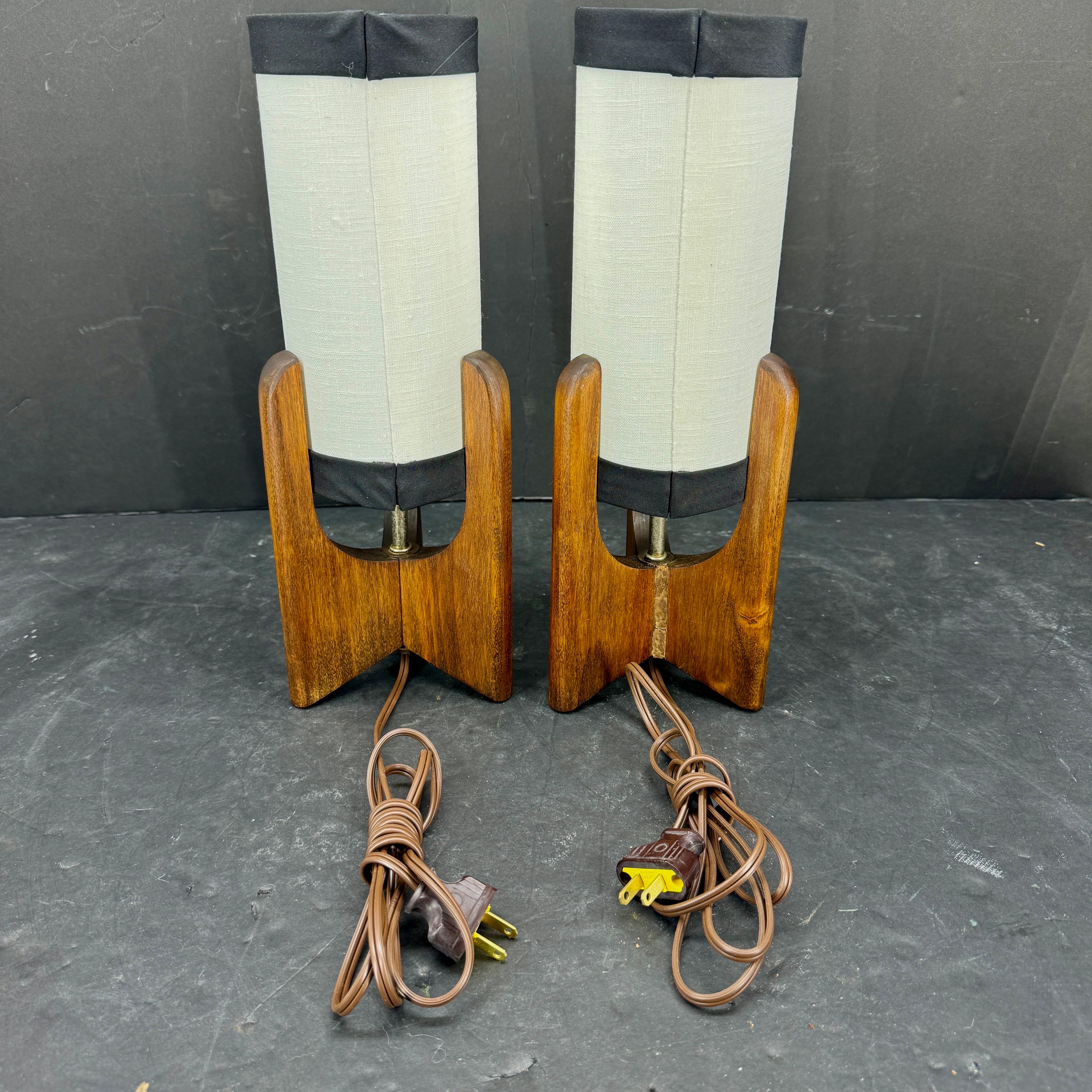 The Moderns Modern Paire de lampes de table danoises en bois, circa 1960's en vente 5