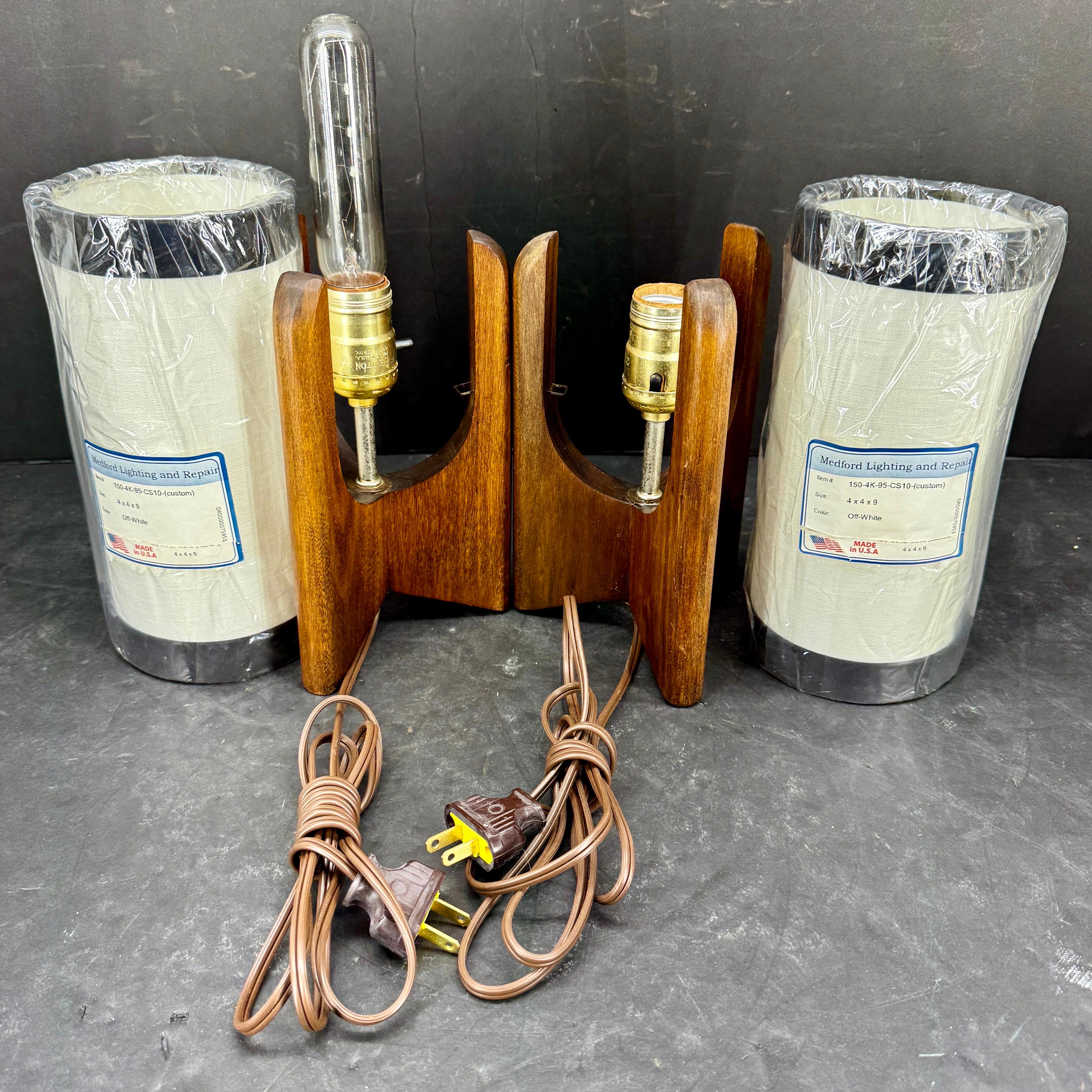 The Moderns Modern Paire de lampes de table danoises en bois, circa 1960's en vente 6