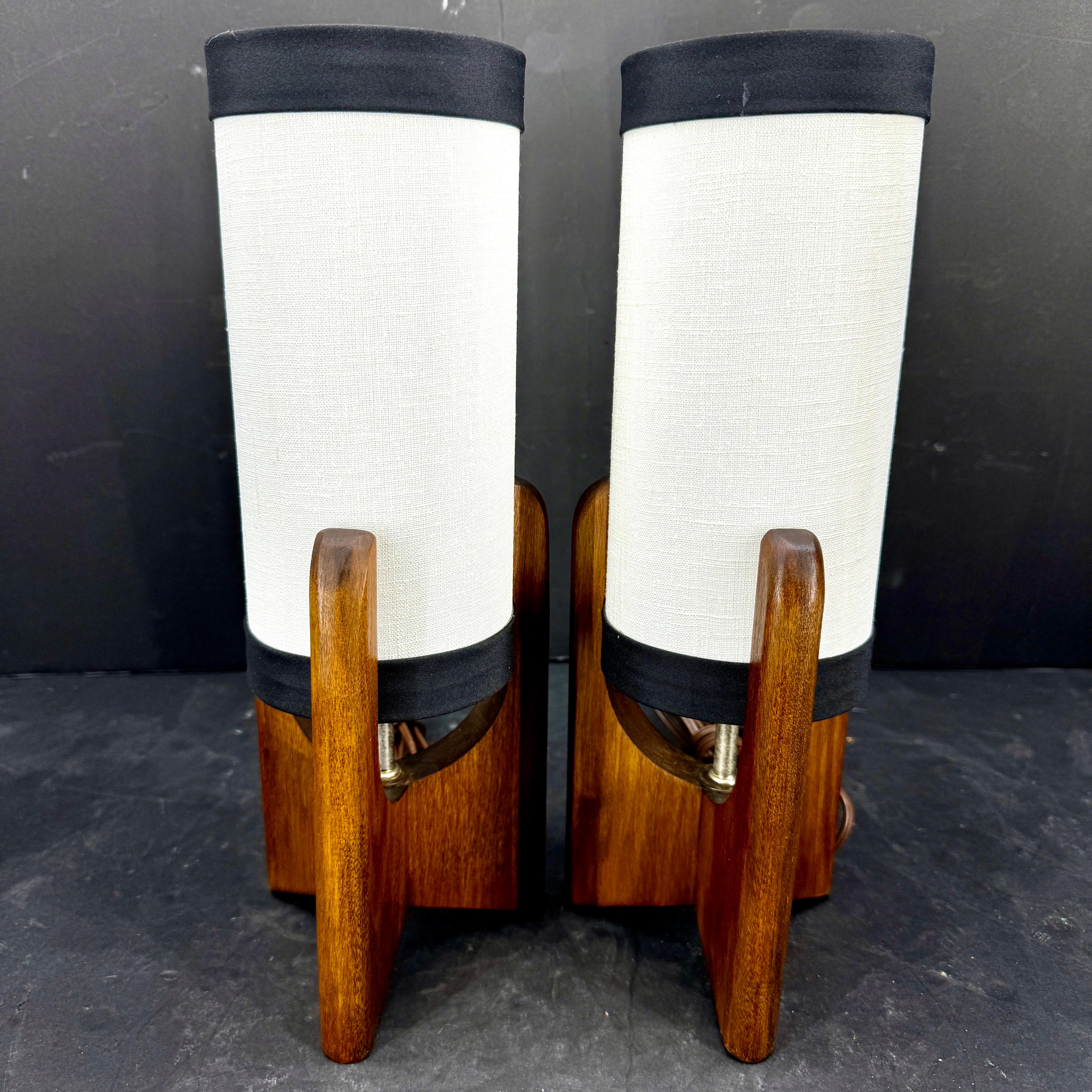 Mid-Century Modern The Moderns Modern Paire de lampes de table danoises en bois, circa 1960's en vente