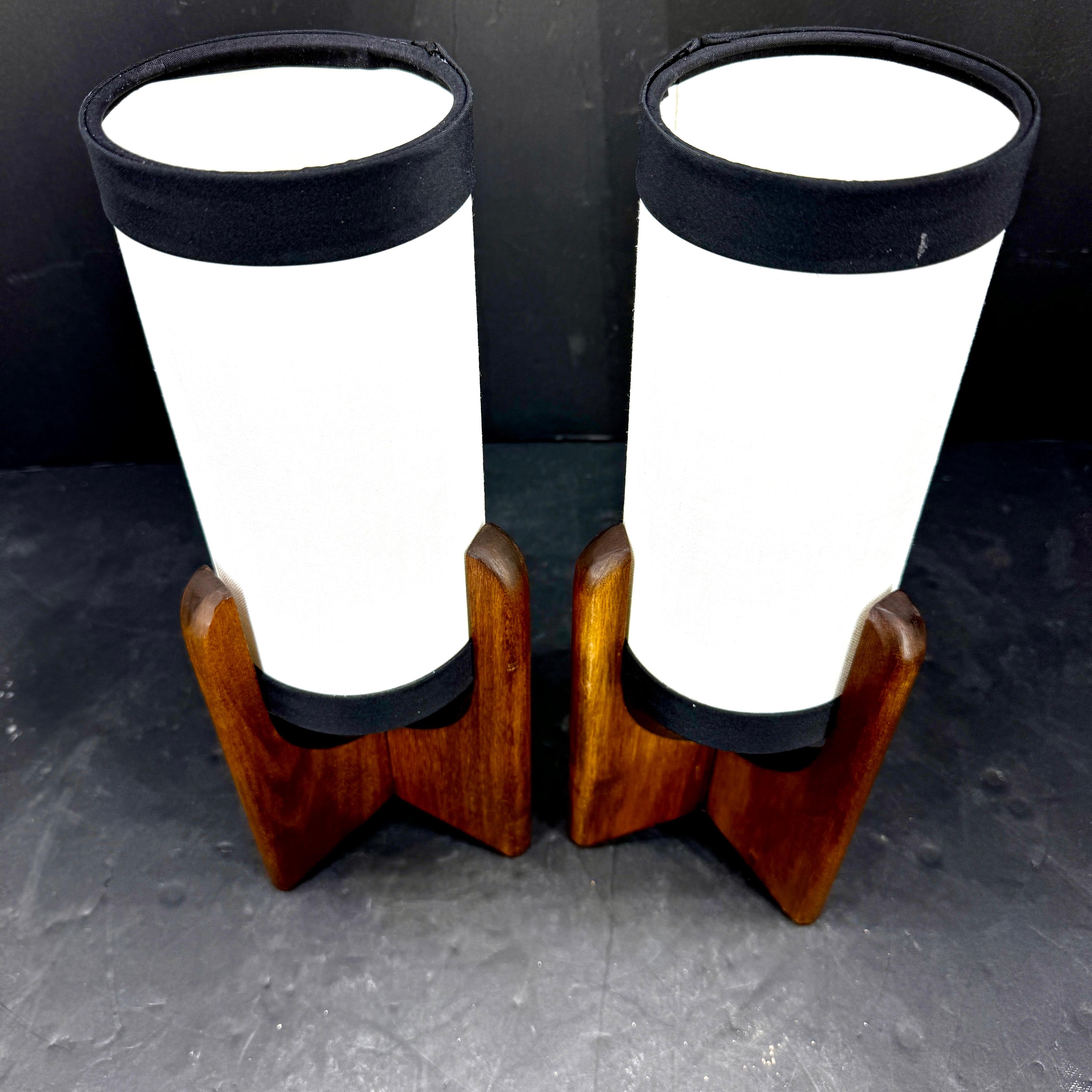 Danois The Moderns Modern Paire de lampes de table danoises en bois, circa 1960's en vente