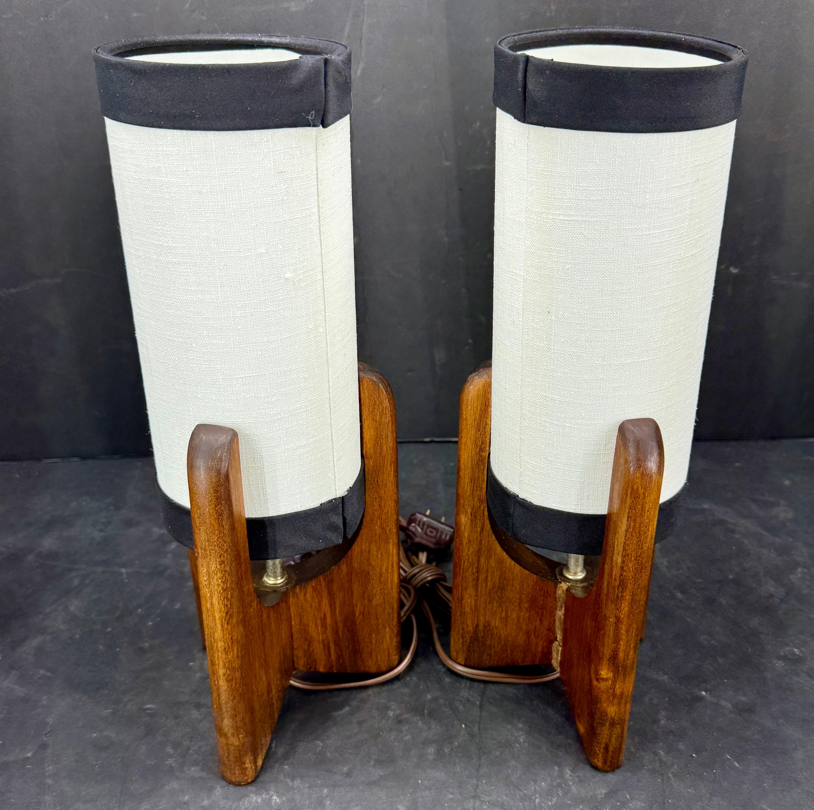 Fait main The Moderns Modern Paire de lampes de table danoises en bois, circa 1960's en vente