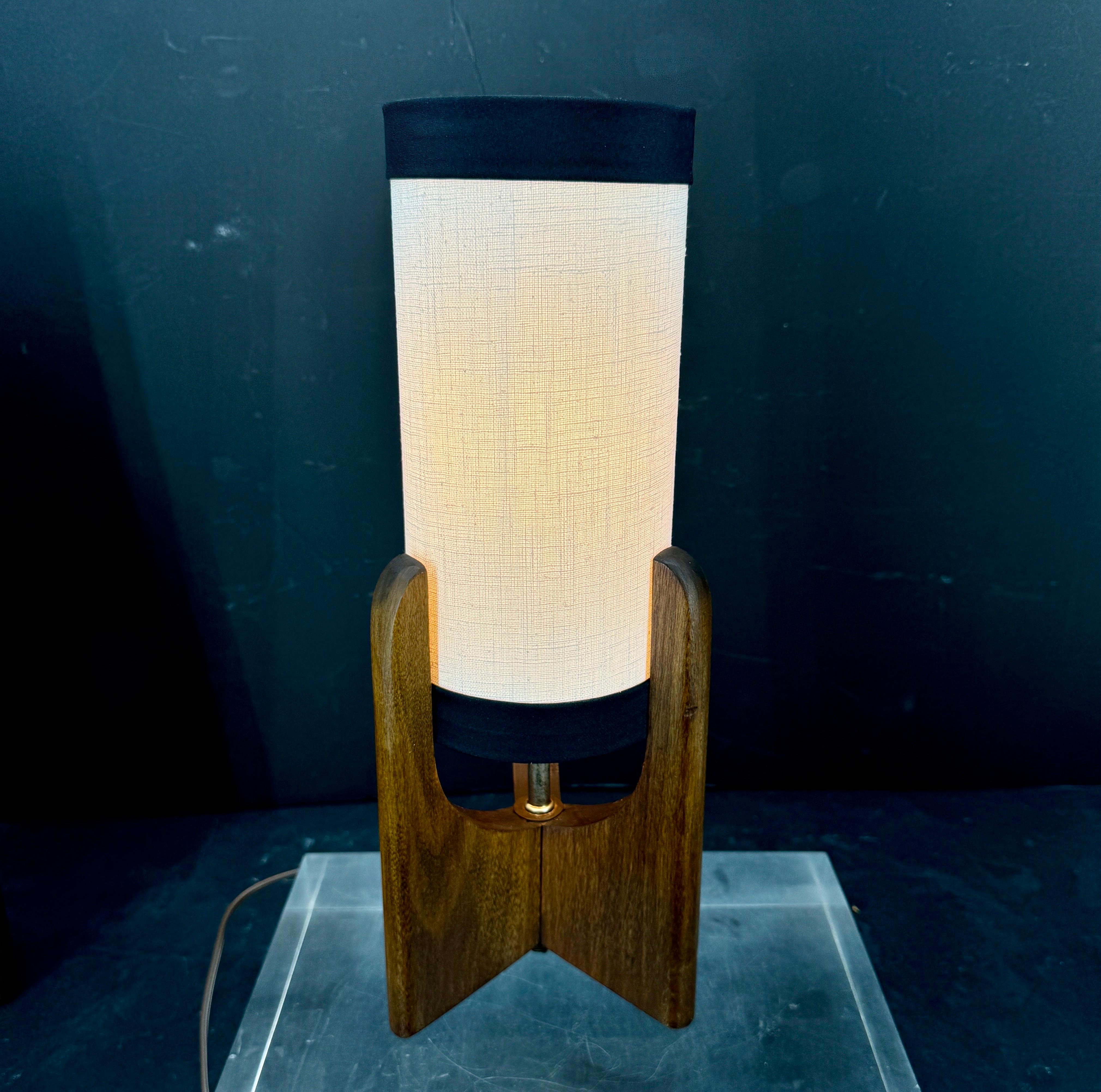 The Moderns Modern Paire de lampes de table danoises en bois, circa 1960's Bon état - En vente à Haddonfield, NJ