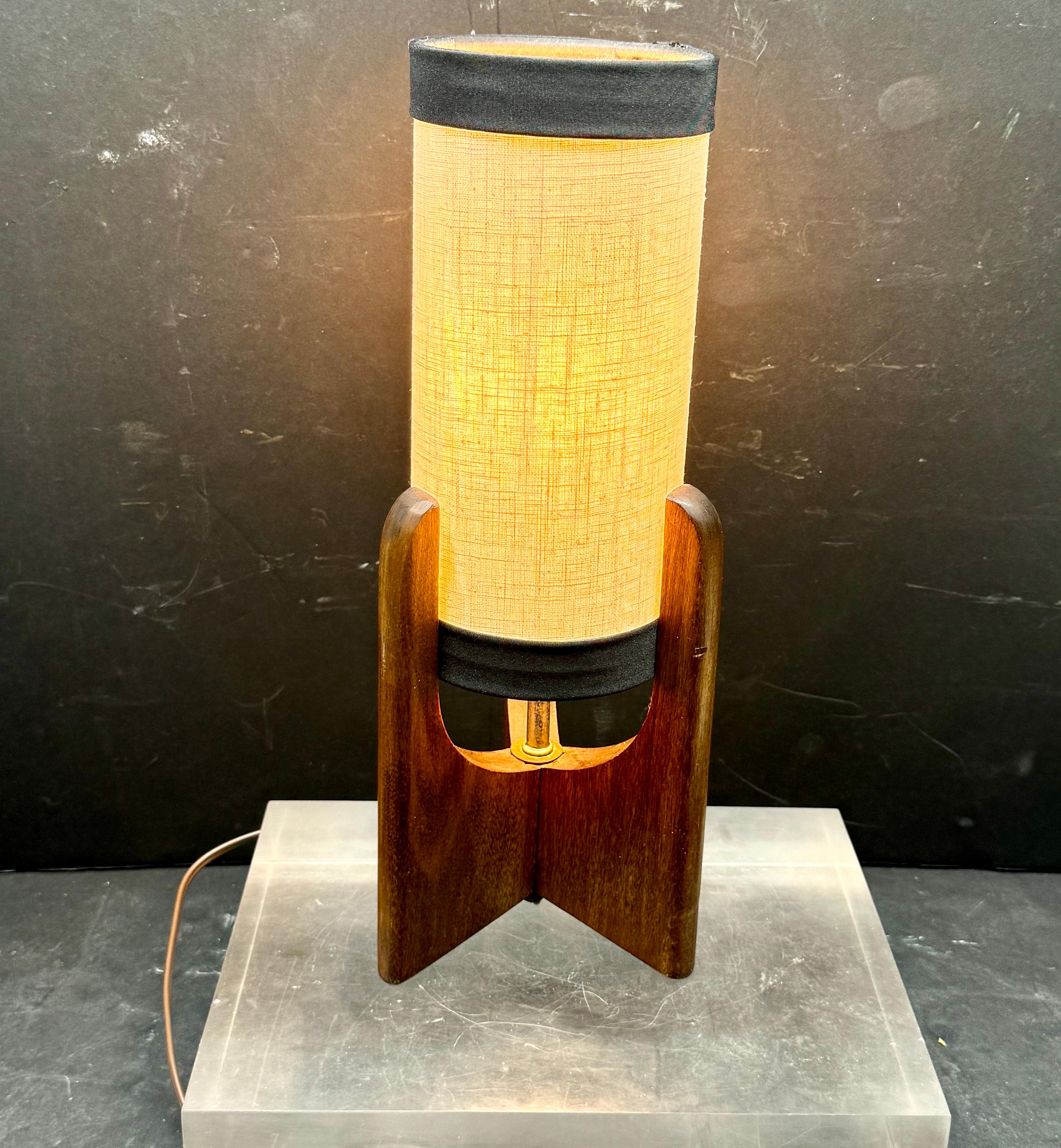 Milieu du XXe siècle The Moderns Modern Paire de lampes de table danoises en bois, circa 1960's en vente