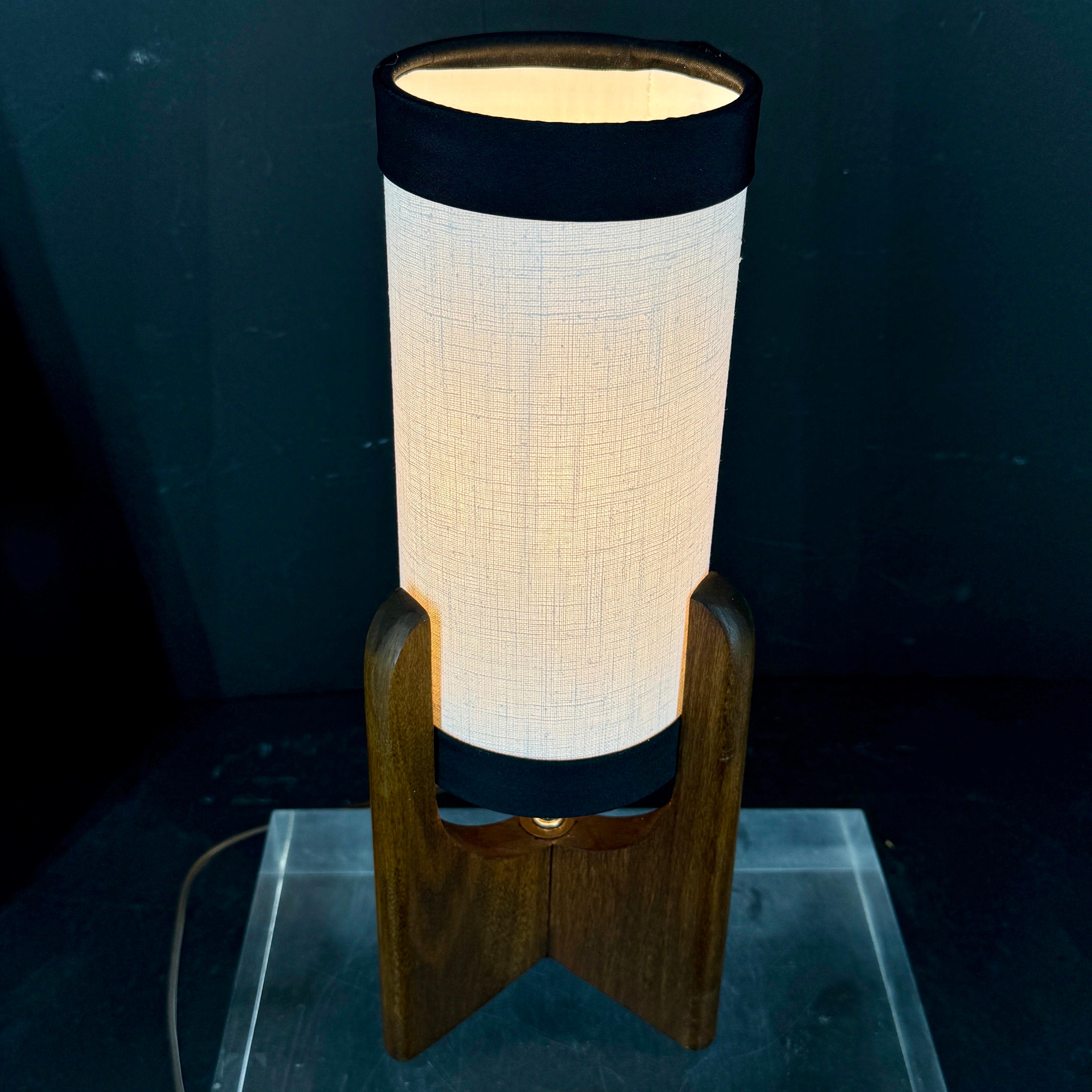 The Moderns Modern Paire de lampes de table danoises en bois, circa 1960's en vente 1