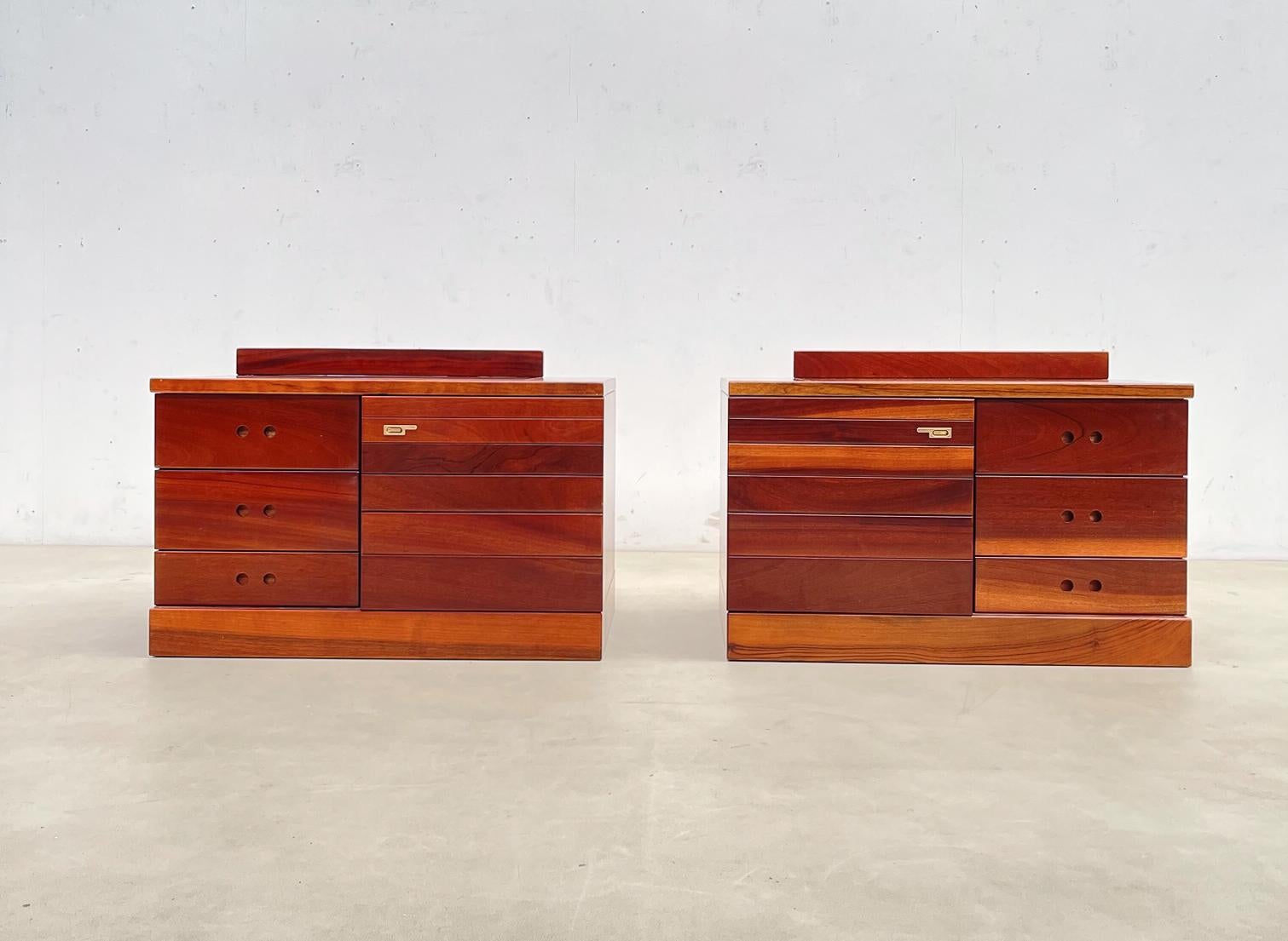 Modernes Paar Holz-Nachttische aus der Mitte des Jahrhunderts, Italien, 1970er Jahre im Angebot 4
