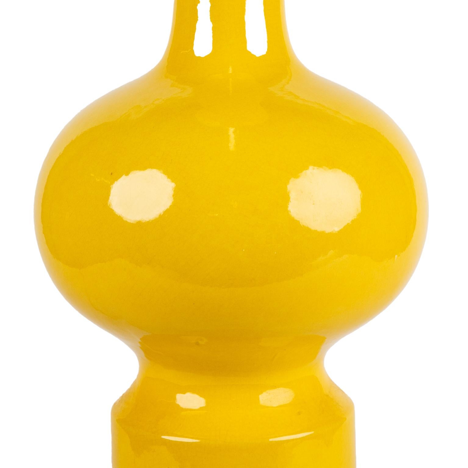 American Mid Century Modern Pair of Yellow Ceramic Table Lamps, USA For Sale