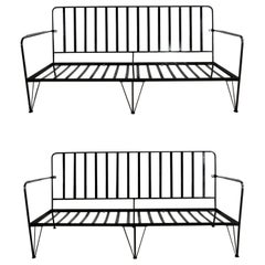 Paire de cadres de canapés d'extérieur en fer forgé noir peint, de style moderne du milieu du siècle dernier, uniquement