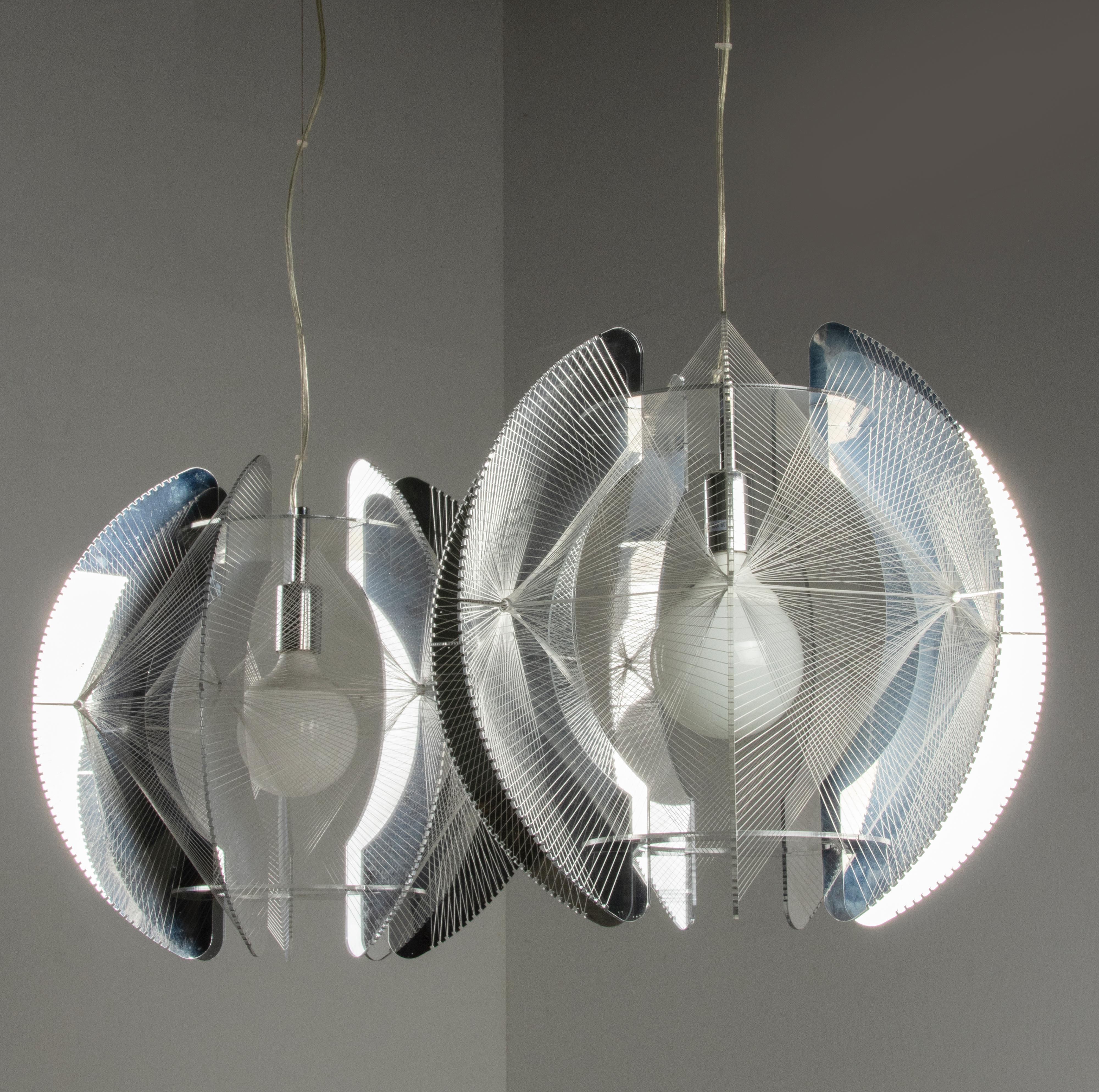 Una coppia di lampade a sospensione in stile Mid-Century Modern, disegnate da Paul Secon e prodotte da Sompex. Realizzato con lamelle in acrilico cromato avvolte da un filo di nylon. Quando è acceso emette una luce calda. Quando viene smaltito,