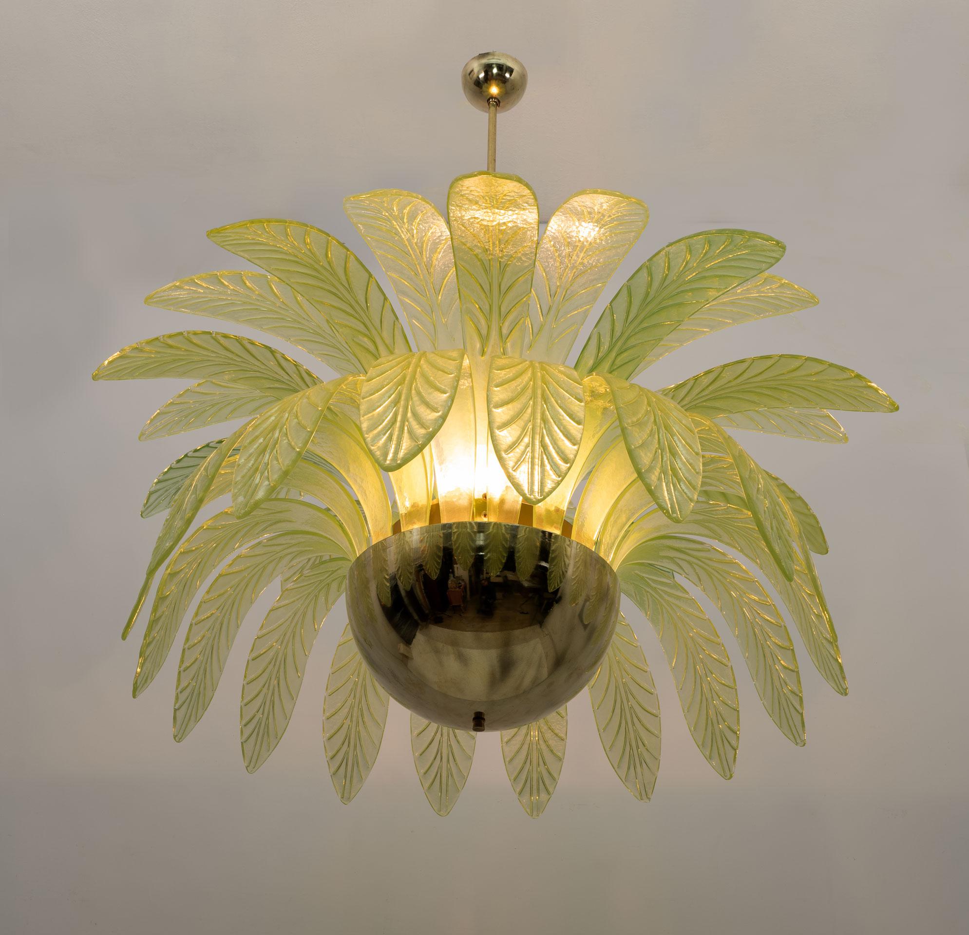Late 20th Century Mid-Century Modern Palm Leaves Big Chandelier Murano Glass and Brass, 1970s For Sale