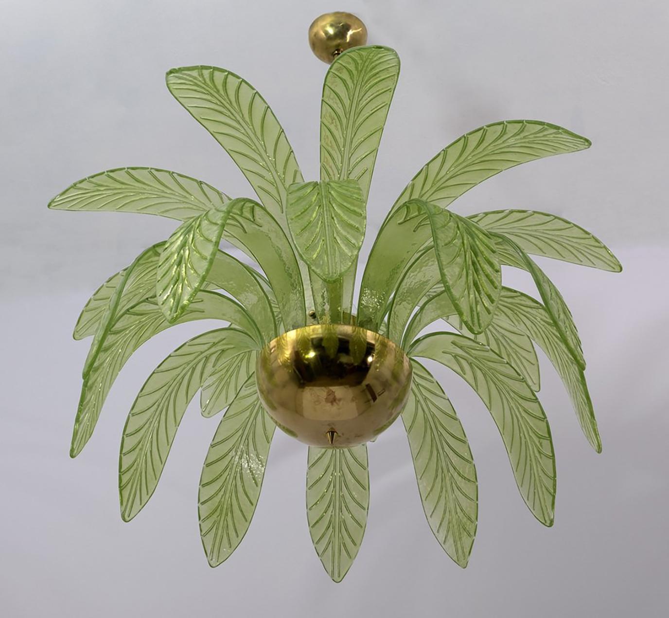 Mid-Century Modern Palm Leaves Chandelier Murano Glass and Brass, 1970s In Excellent Condition In Puglia, Puglia