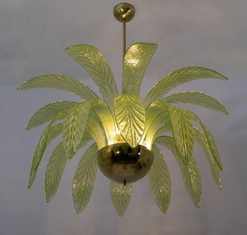 Mid-Century Modern Palm Leaves Chandelier Murano Glass and Brass, 1970s In Excellent Condition In Puglia, Puglia