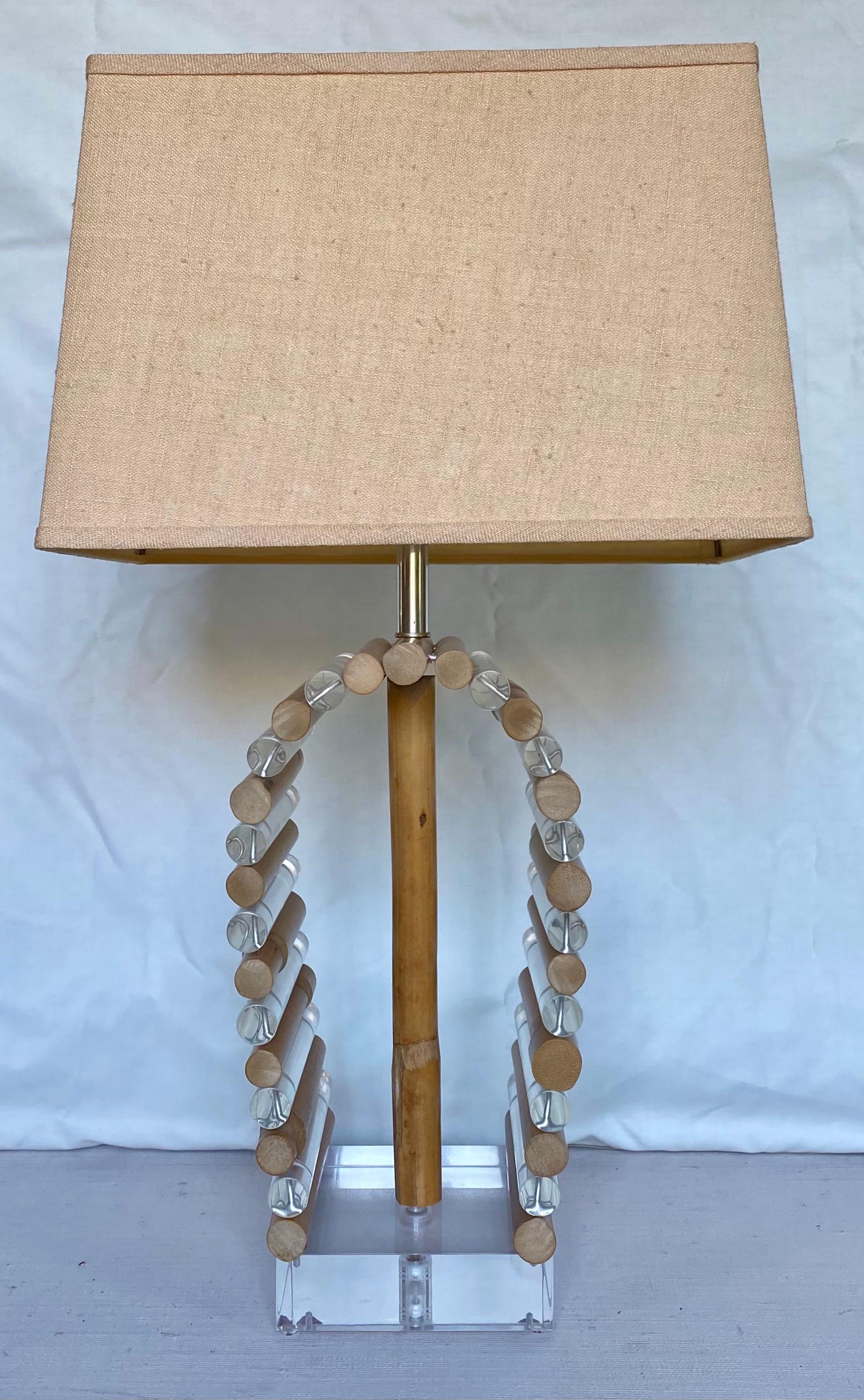 Lampe de table en Lucite et roseau de bambou de style moderne du milieu du siècle dernier par Shirley Ritts pour Ritts Co. Los Angeles. Cette lampe sculpturale de style Palm Regency est composée de tiges tubulaires en Lucite transparent et en bambou