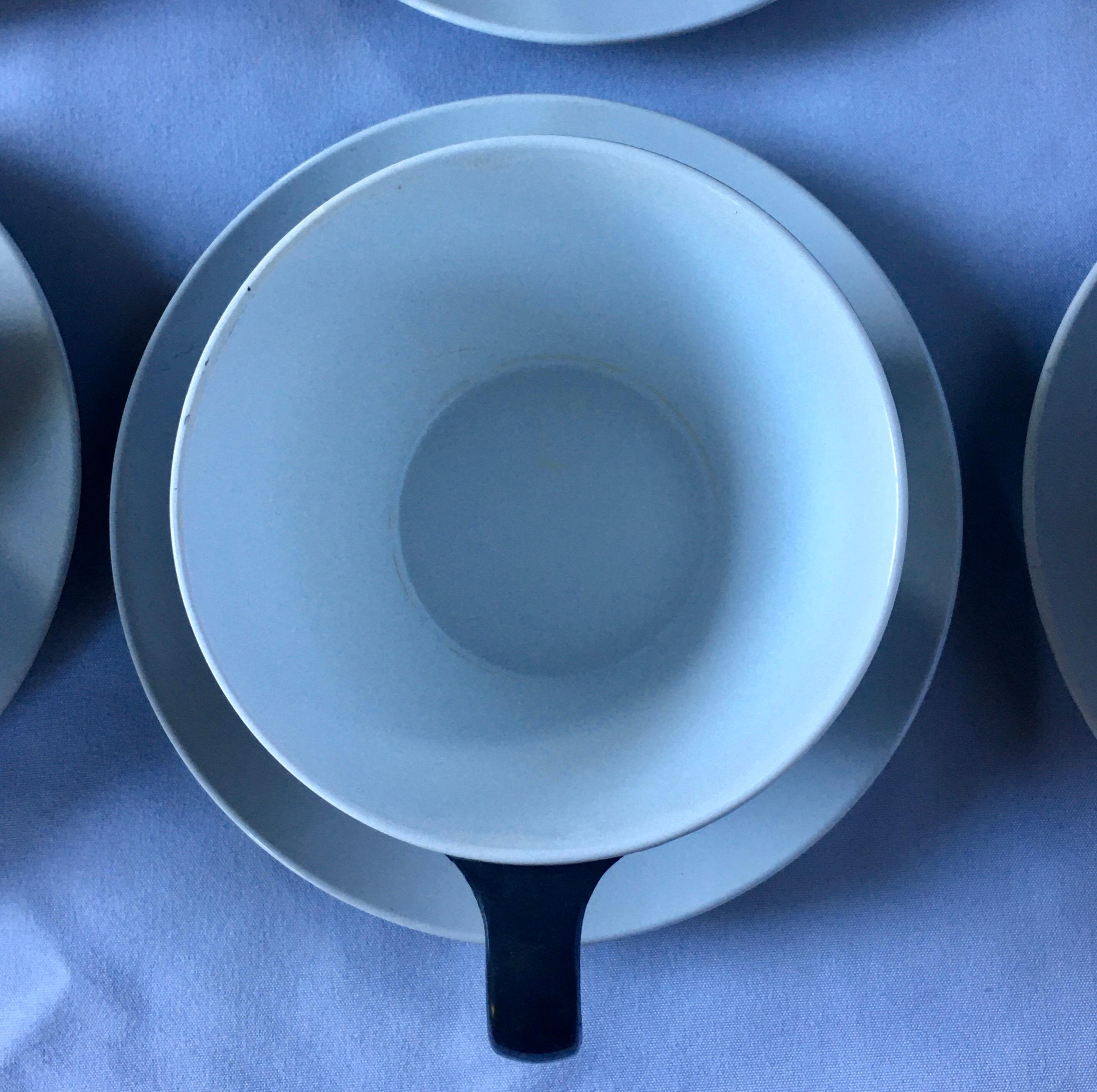 Mid-Century Modern Pan Am Airlines Melamine Plates Dinnerware Service, 1960s In Good Condition In Lambertville, NJ