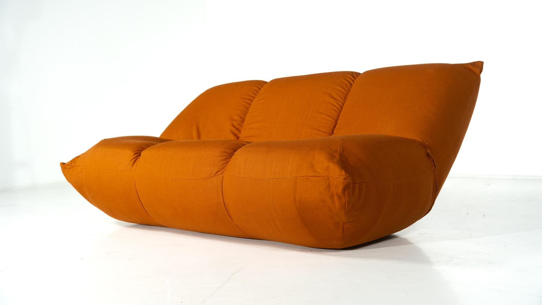 Mid-Century Modern Papillon Sofa by Giovannetti, Italy, 1970s en Bueno estado para la venta en Brussels, BE