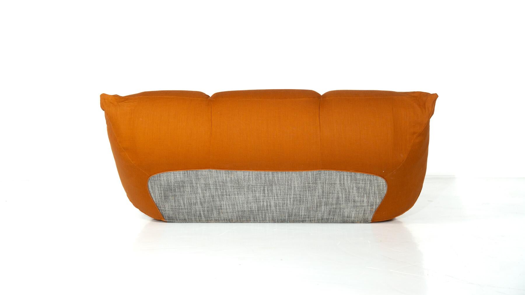 Mid-Century Modern Papillon Sofa by Giovannetti, Italy, 1970s Tela en venta
