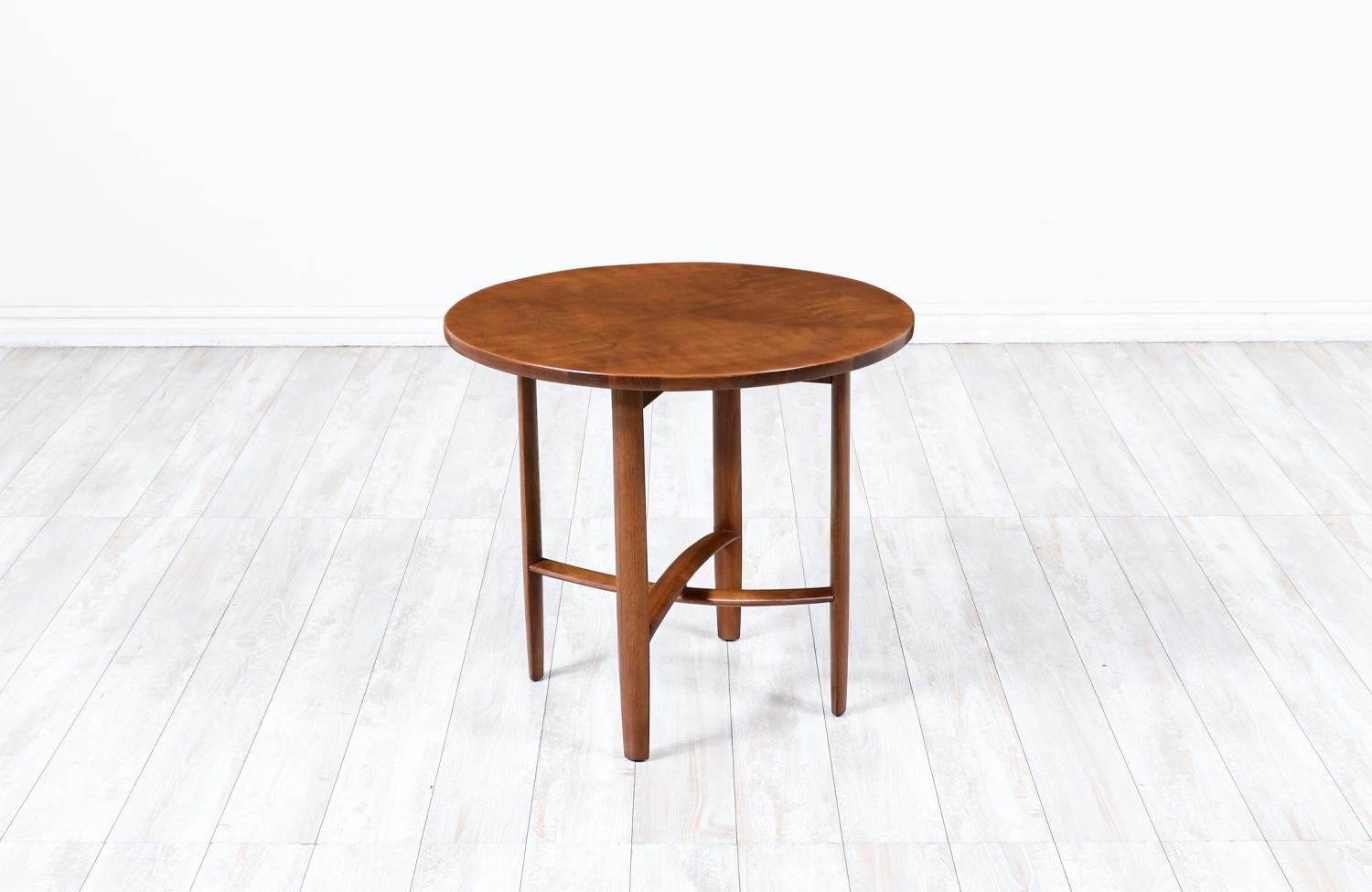 Mid-Century Modern Table d'appoint Parallel, mi-siècle moderne, restaurée par Barney Flagg en vente