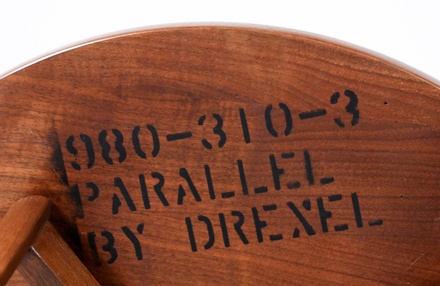 Fachmännisch restaurierter – Mid-Century Modern-Beistelltisch „Parallel“ von Barney Flagg (Holz) im Angebot