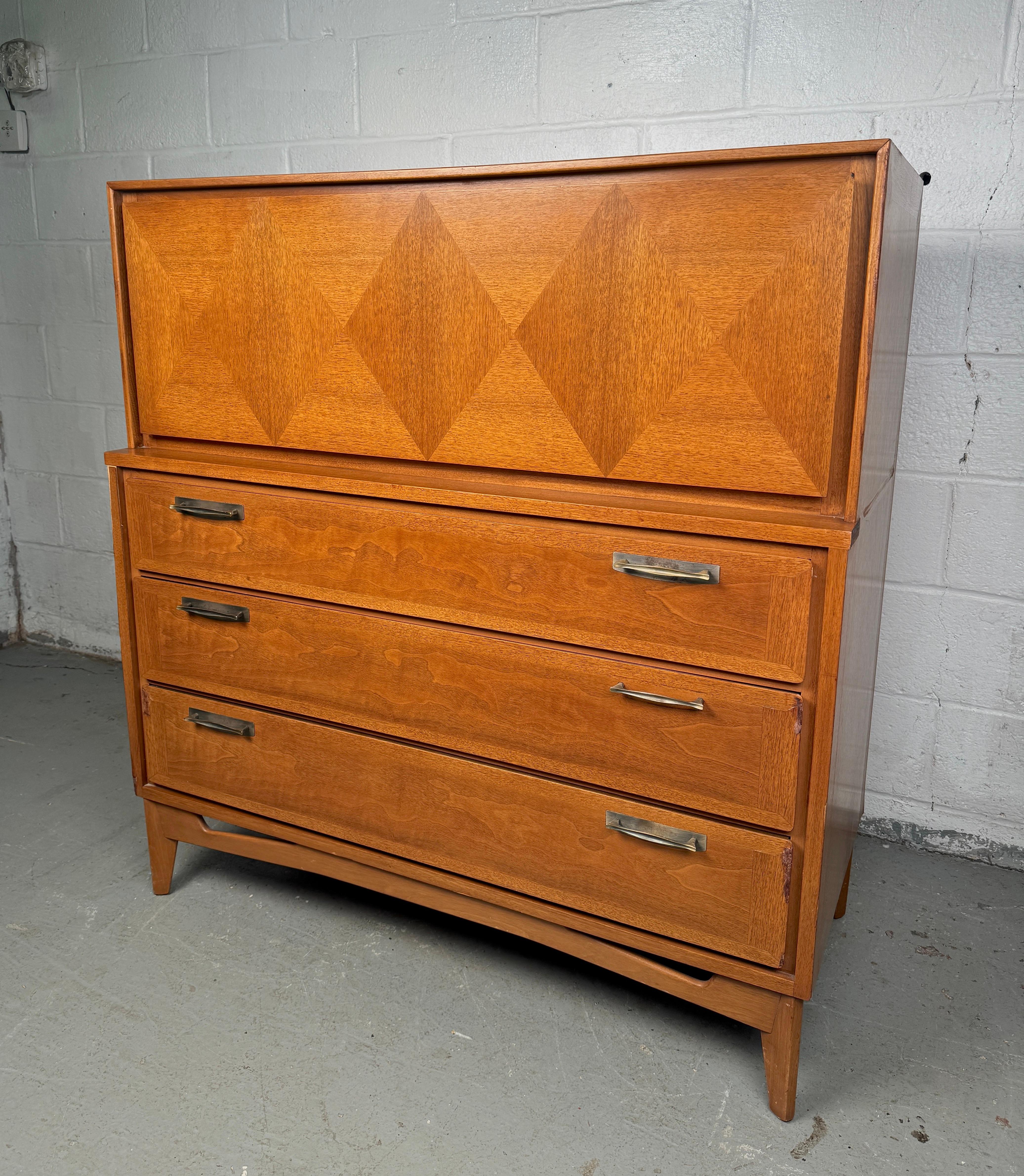 Mid-Century moderno Comò Parquet-Front moderno di metà secolo di Red Lion Co. in vendita