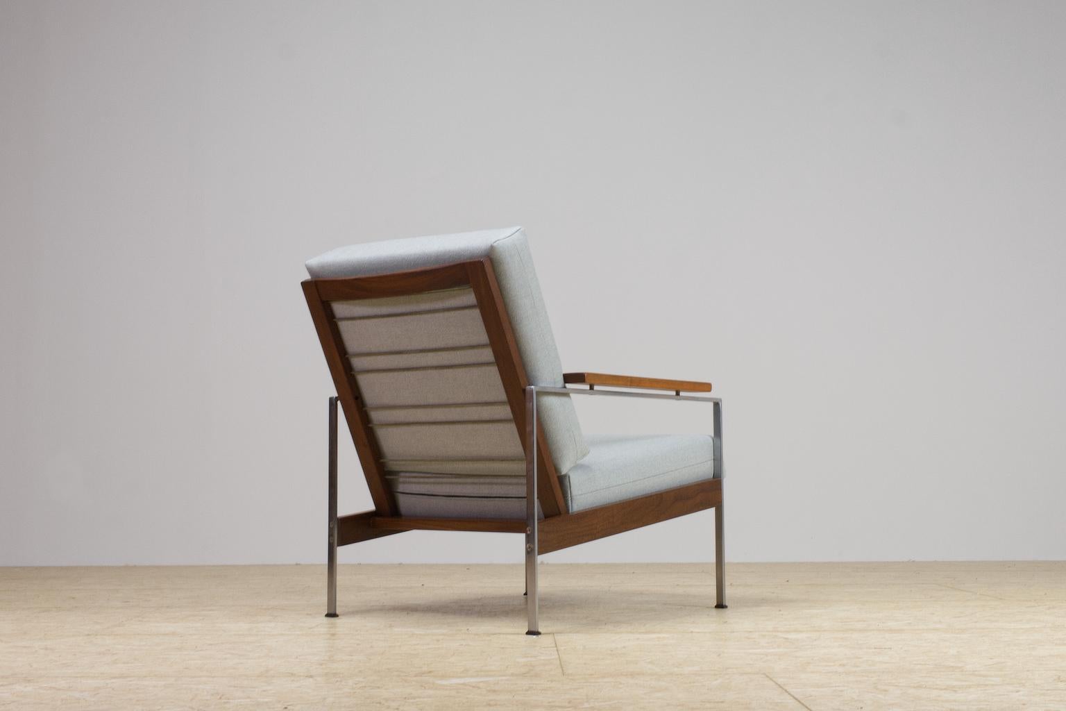 Comfortable and great piece of Dutch heritage. A slender teak and metal lounge chair, model Lotus, designed by Industrial designer Rob Parry, during the 1960s for Gelderland (the Netherlands).

The chair is executed in solid teak and has a slender