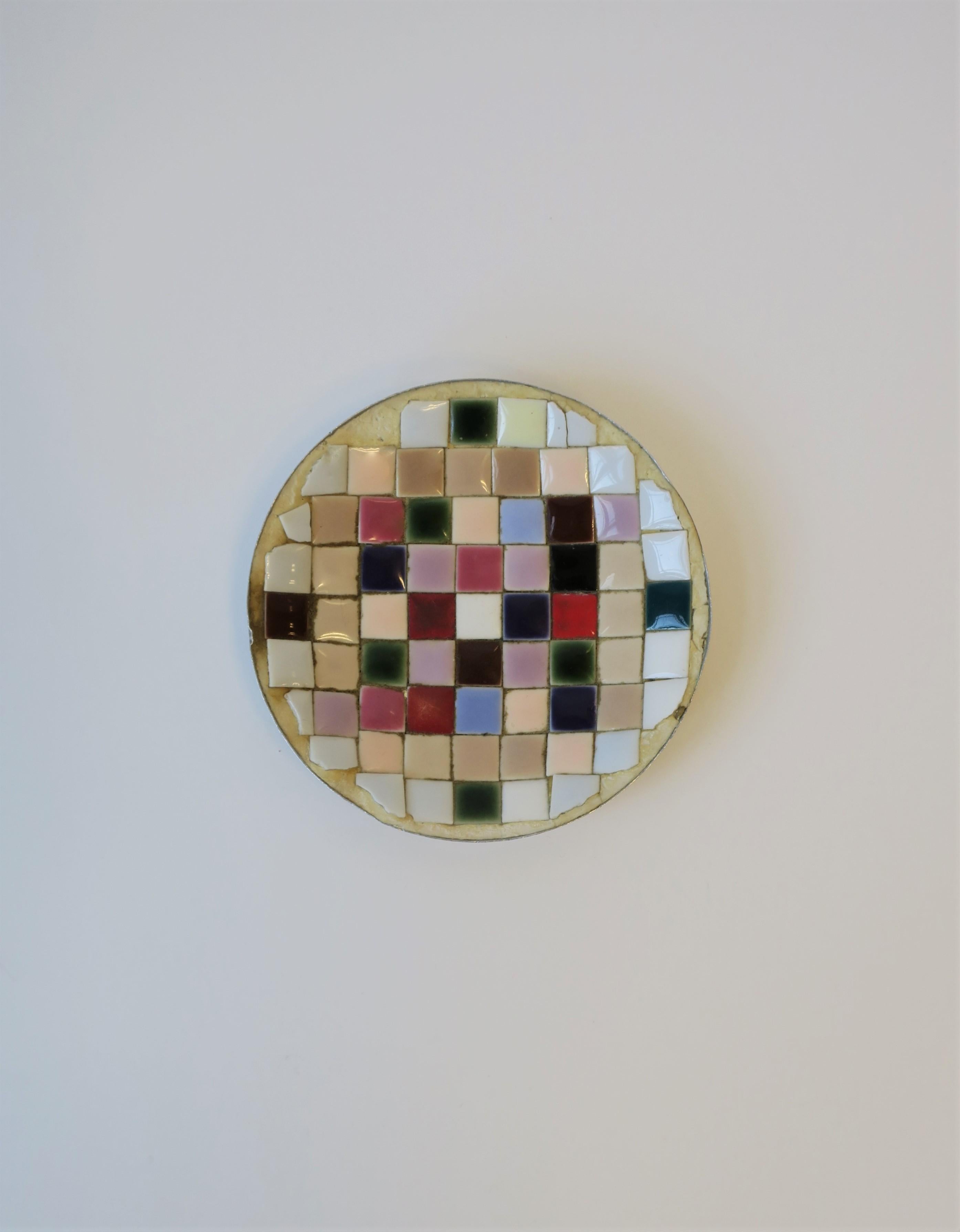 A small Mid-Century Modern period pastel mosaic ceramic tile dish, circa 1960s, USA. Dish is made of predominantly white, neutral and pink tiles and touches red and hunter green. A nice piece to hold small items for a vanity/bedside, desk, etc.