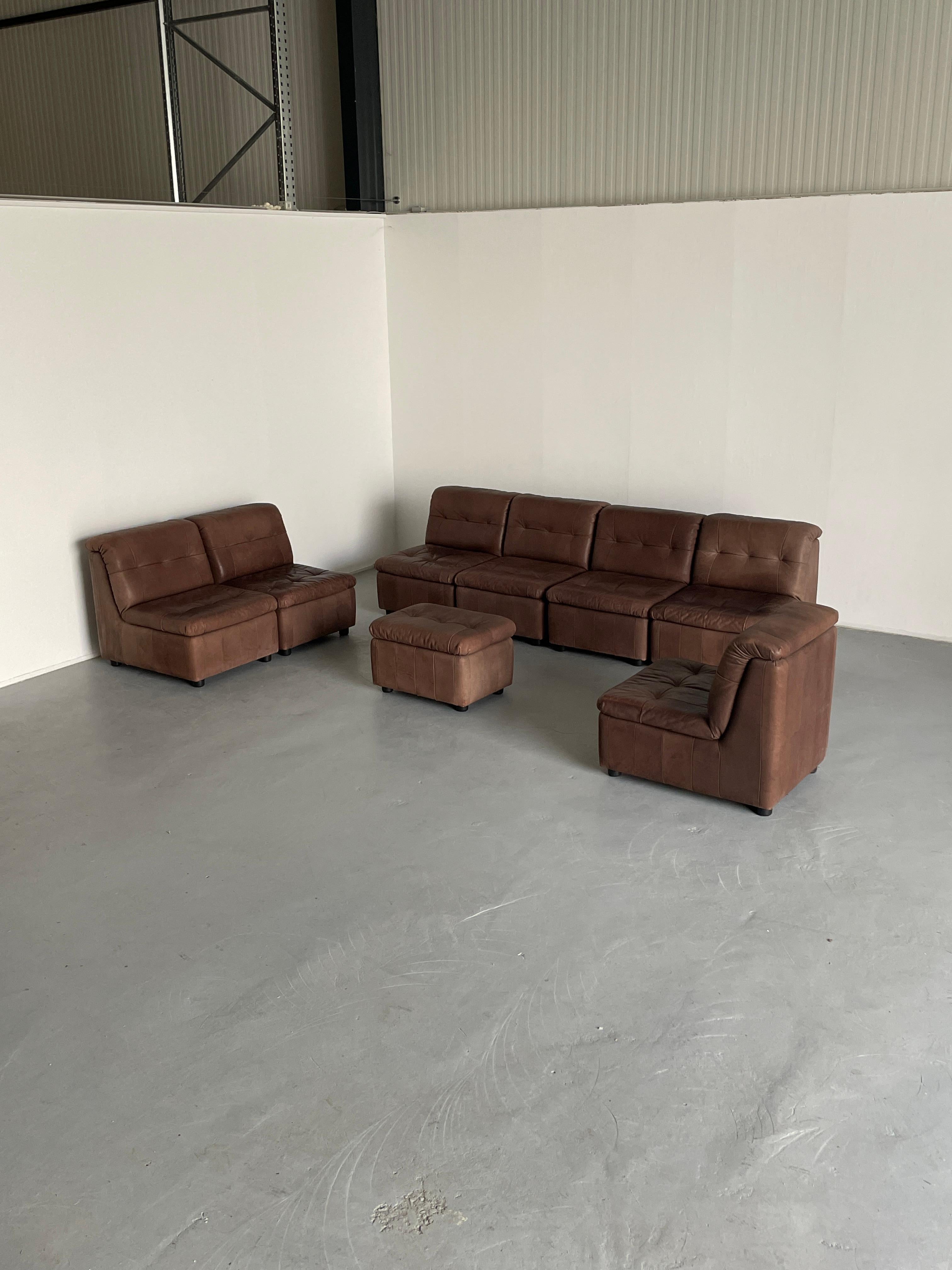 Ein atemberaubendes achtteiliges modulares Ledersofa im Mid-Century-Modern-Stil, das in den frühen 1970er Jahren in Westdeutschland hergestellt wurde und dem Stil der modularen Sofas von De Sede aus den 1970er Jahren folgt.
Bequem und hochwertig