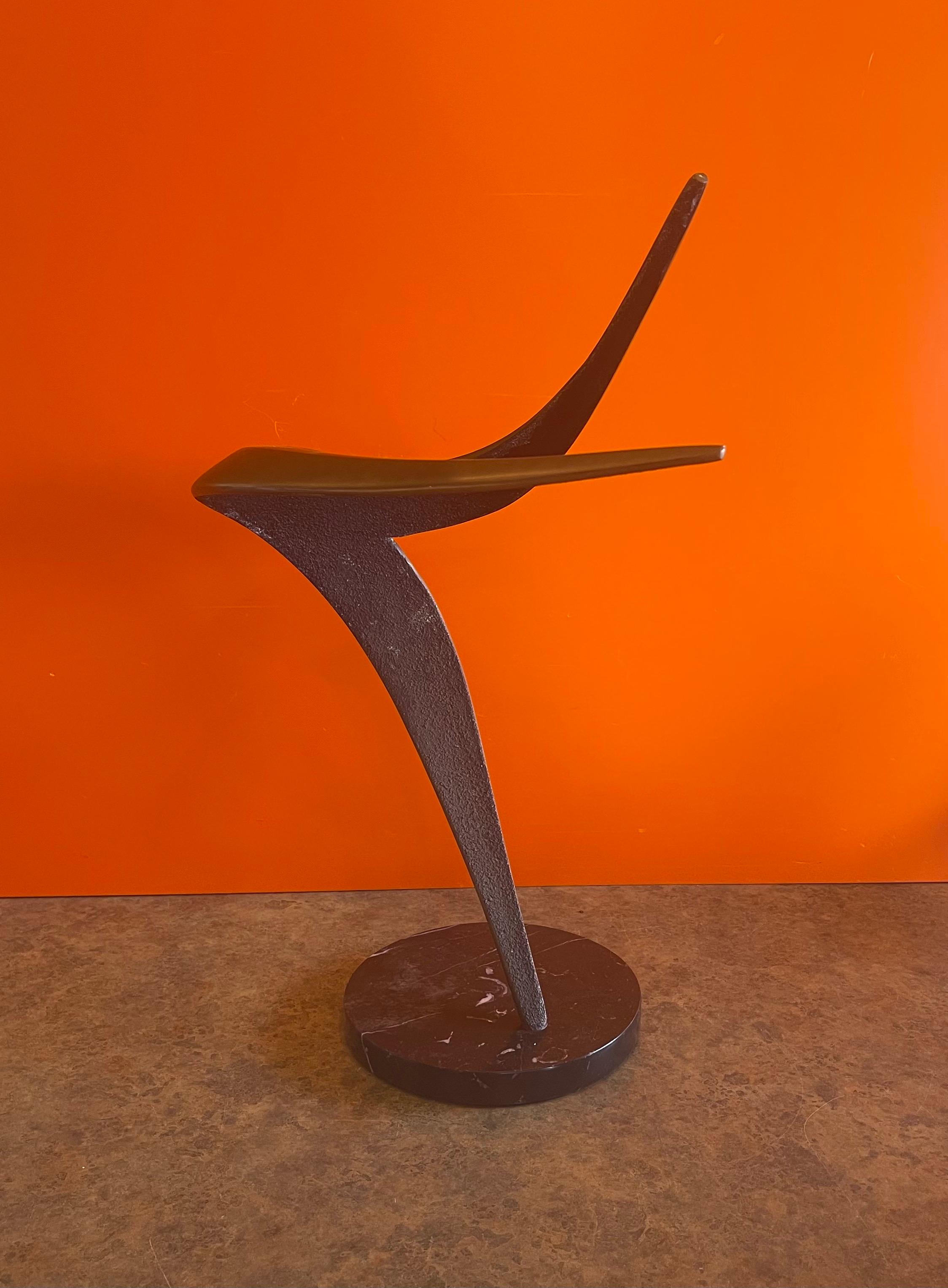 Sculpture abstraite de forme libre en laiton patiné, moderne du milieu du siècle dernier, sur socle en marbre en vente 2