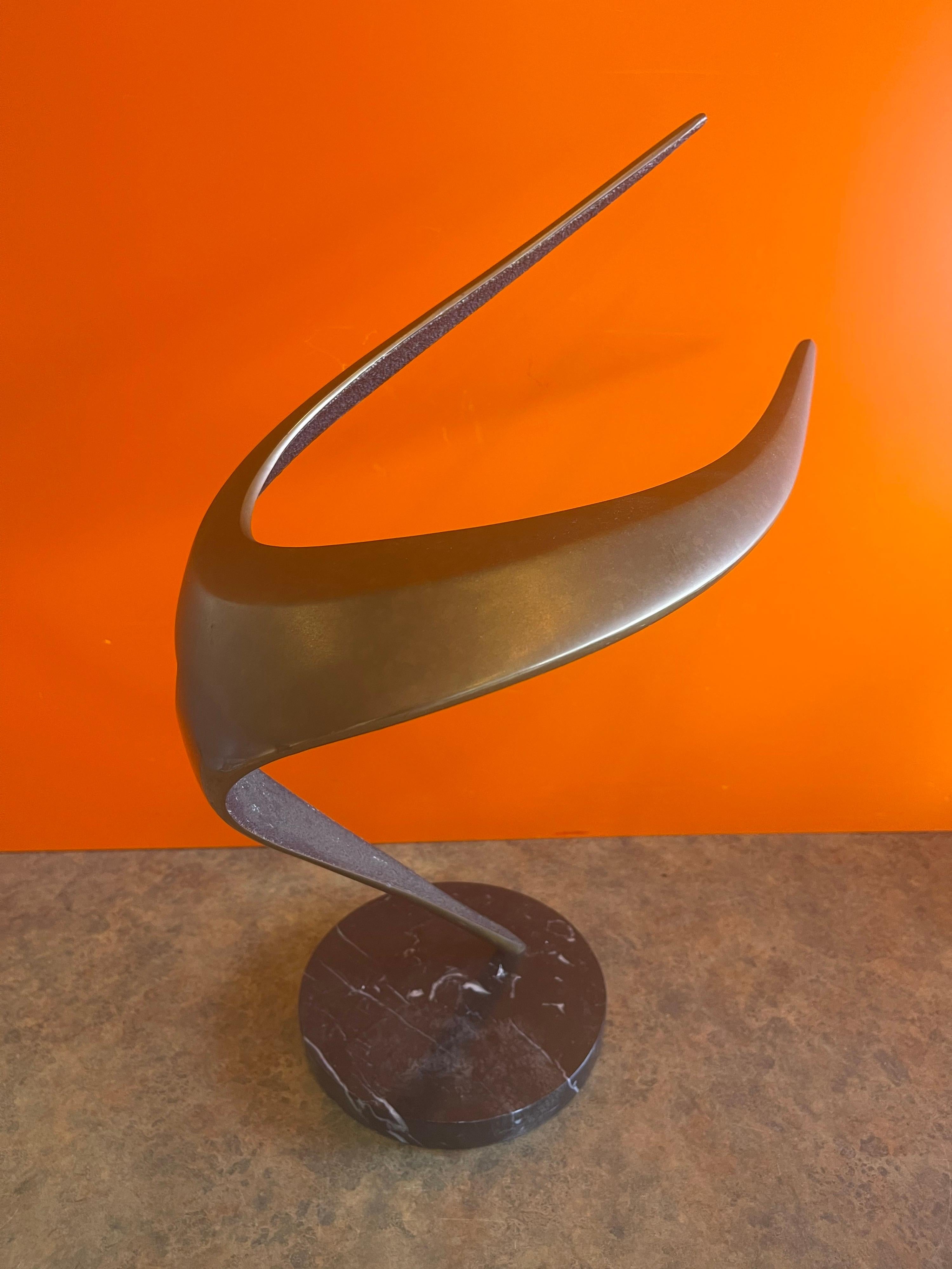 Américain Sculpture abstraite de forme libre en laiton patiné, moderne du milieu du siècle dernier, sur socle en marbre en vente