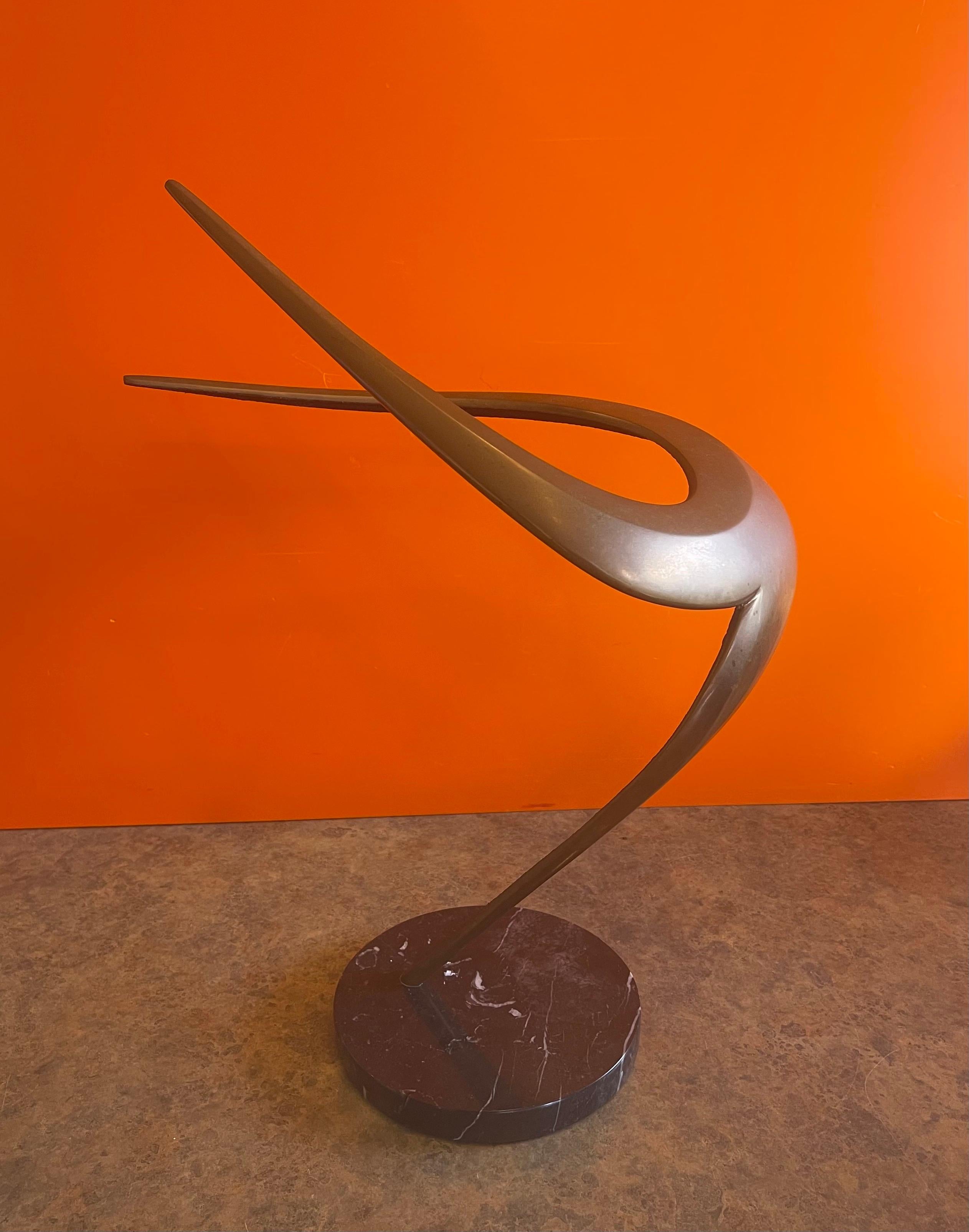 Patiné Sculpture abstraite de forme libre en laiton patiné, moderne du milieu du siècle dernier, sur socle en marbre en vente