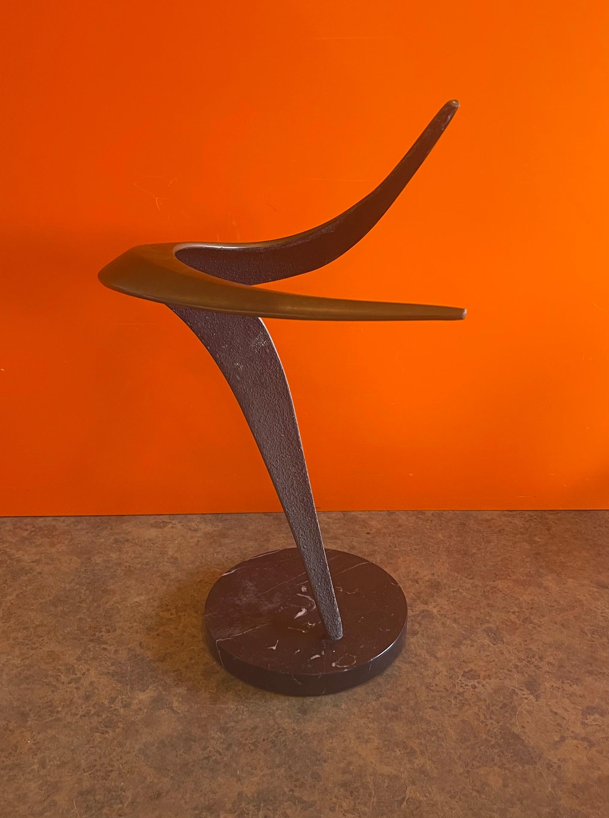 20ième siècle Sculpture abstraite de forme libre en laiton patiné, moderne du milieu du siècle dernier, sur socle en marbre en vente
