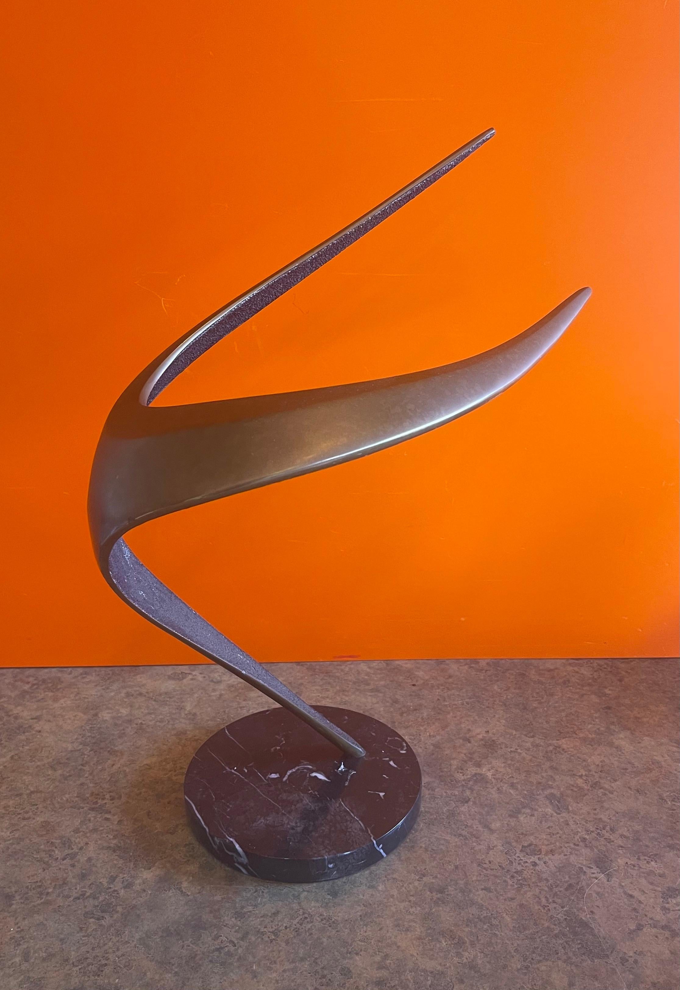 Marbre Sculpture abstraite de forme libre en laiton patiné, moderne du milieu du siècle dernier, sur socle en marbre en vente