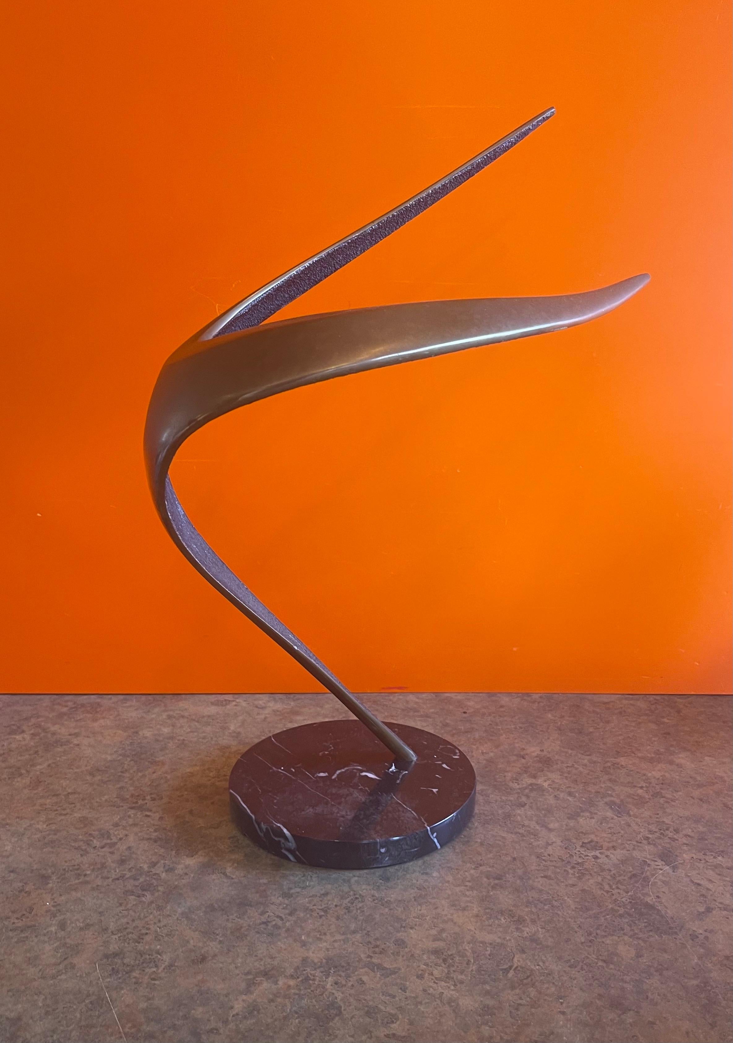 Sculpture abstraite de forme libre en laiton patiné, moderne du milieu du siècle dernier, sur socle en marbre en vente 1