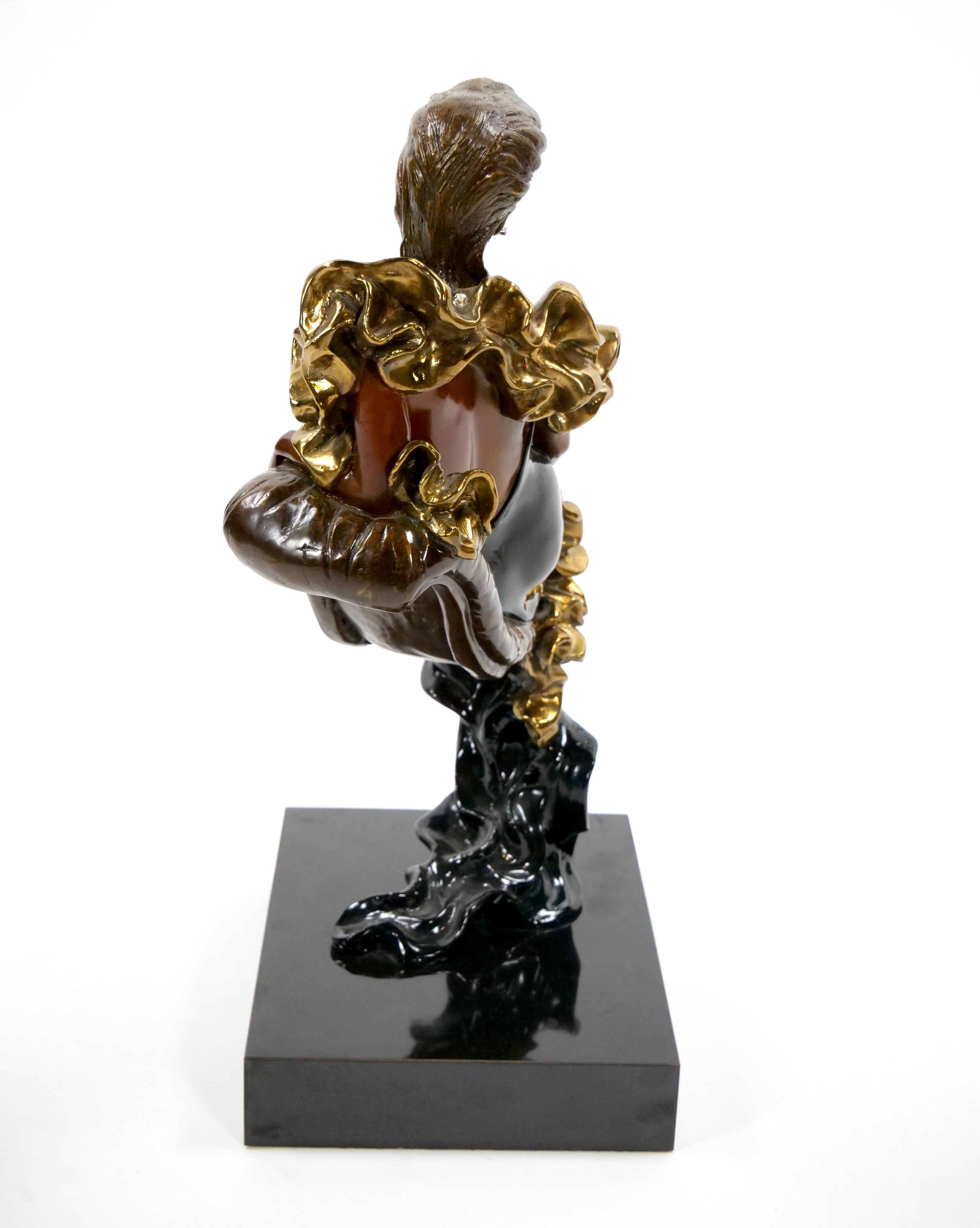 Scultura figurativa in bronzo patinato della metà del secolo scorso raffigurante una donna sdraiata in vendita 5