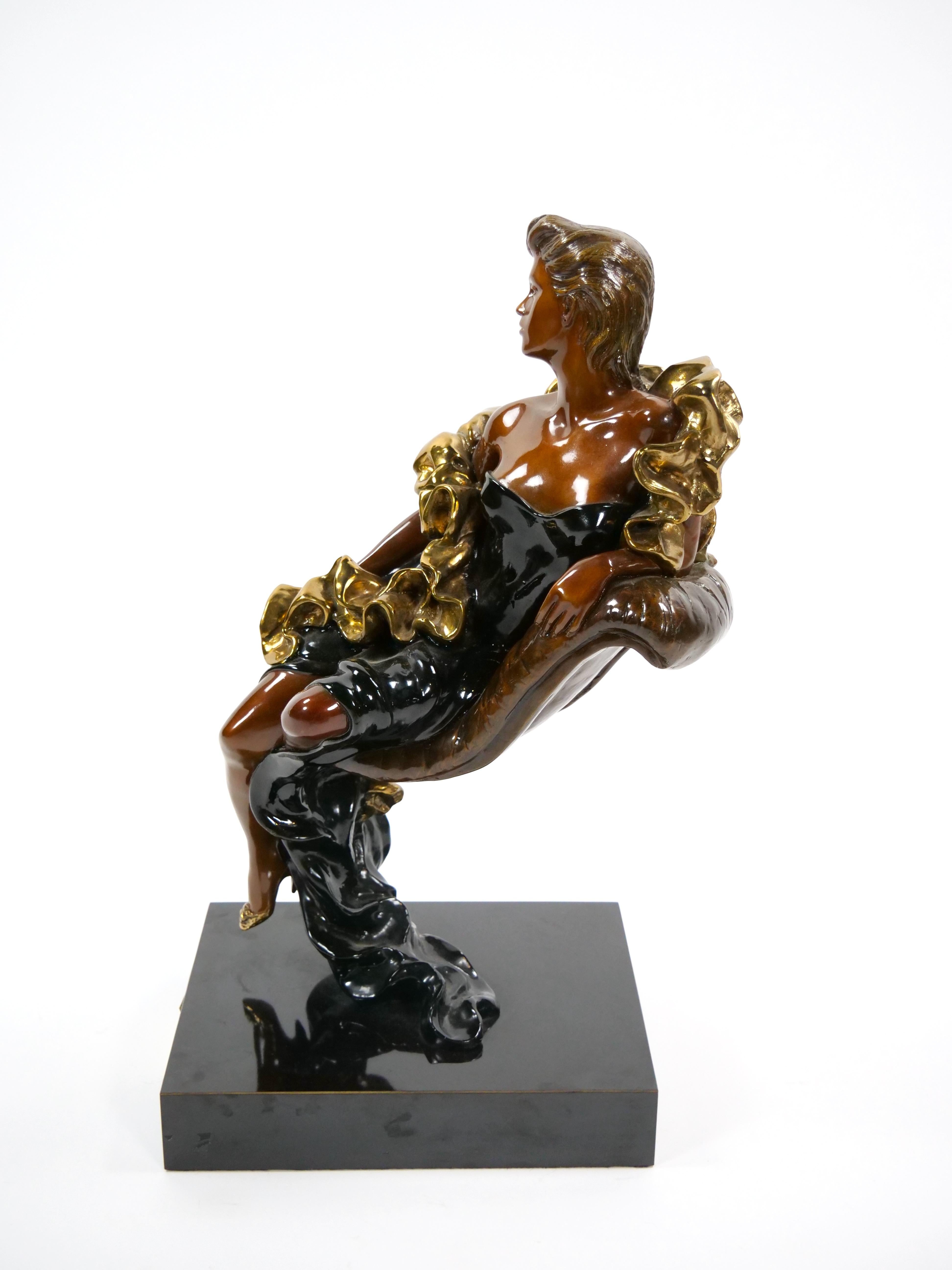 Questa splendida scultura decorativa in bronzo del Mid-Century Modern cattura l'eleganza e il fascino di una signora reclinata in abito da cocktail, graziosamente seduta su una sedia. Finemente lavorato con una ricca patinatura, il pezzo emana un