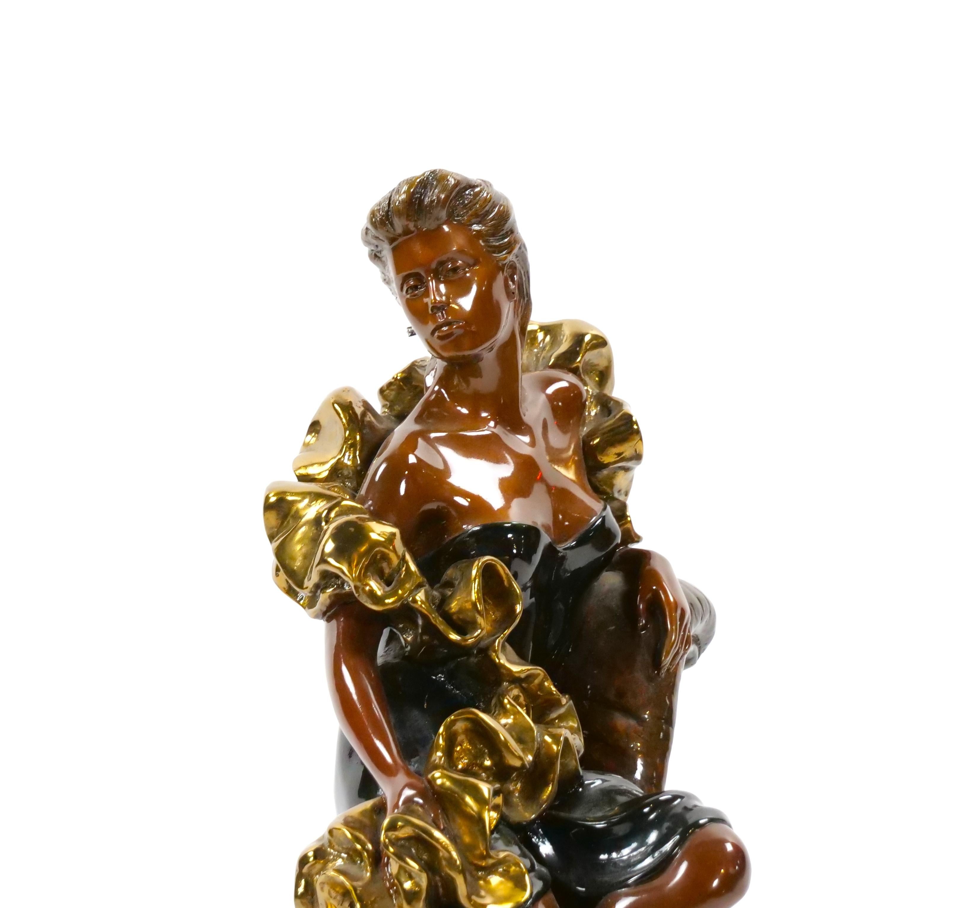 Dorato Scultura figurativa in bronzo patinato della metà del secolo scorso raffigurante una donna sdraiata in vendita