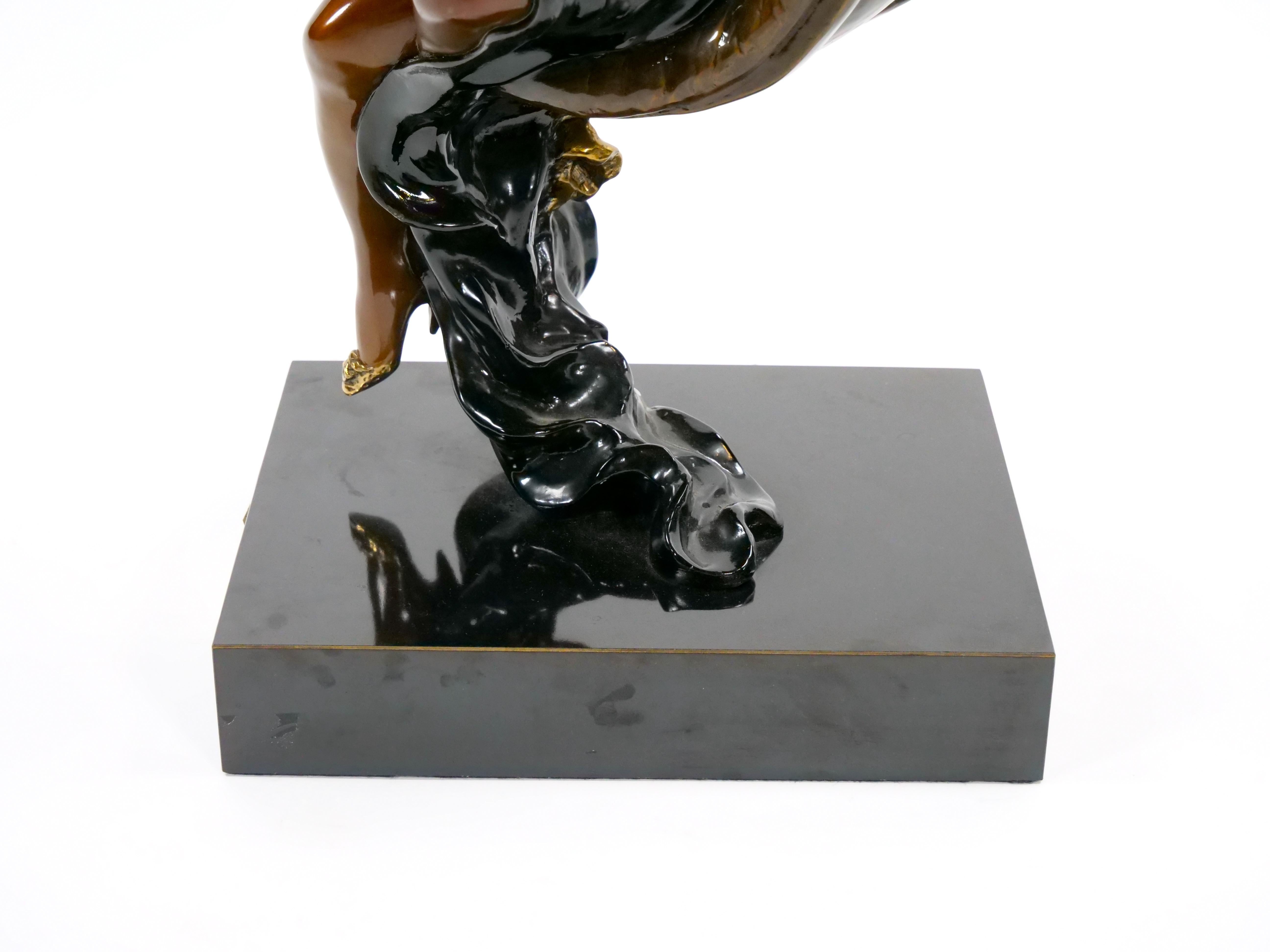 Scultura figurativa in bronzo patinato della metà del secolo scorso raffigurante una donna sdraiata in vendita 1
