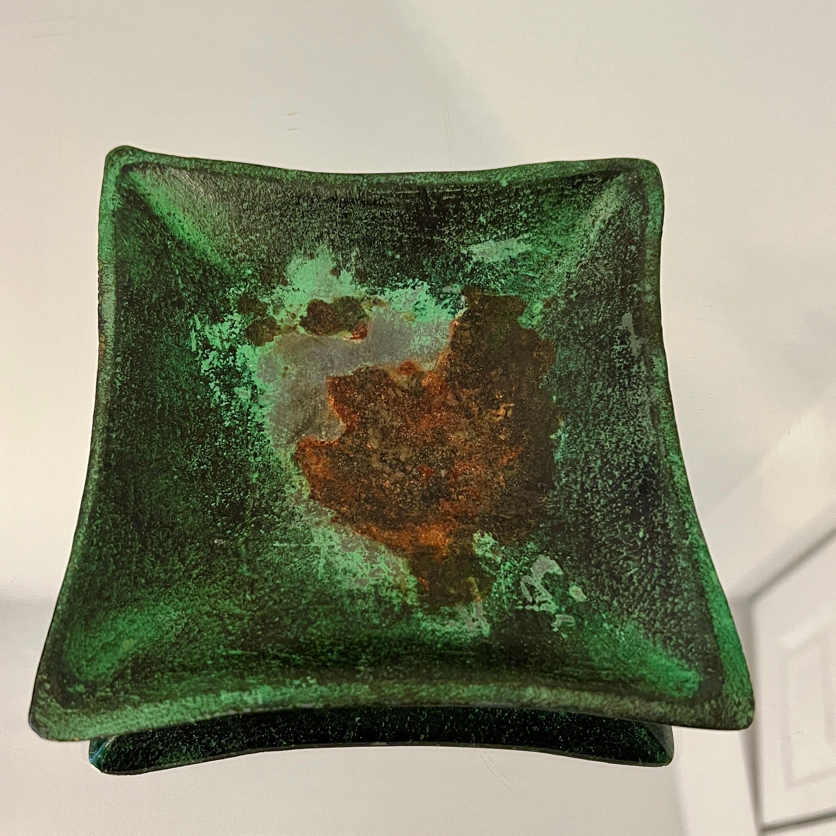 Piatto in bronzo di stile Mid-Century Modern con patina verde e accenti di ruggine.  Can può essere utilizzato come vassoio portaoggetti, posacenere o come piatto decorativo.  Presenta bordi stilizzati con una finitura ossidata color verderame. 
