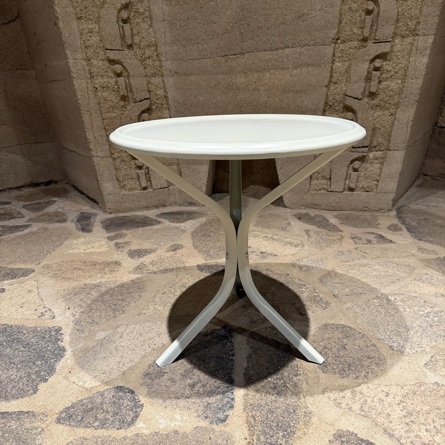 For your consideration, a Mid-Century Modern Patio Side Table, Tripod Legs. 
Constructed with metal, painted in off white satin color. Unmarked. 
No label present from the maker. Restored, overall good condition.  

Dimensions: 19 h x 19.25