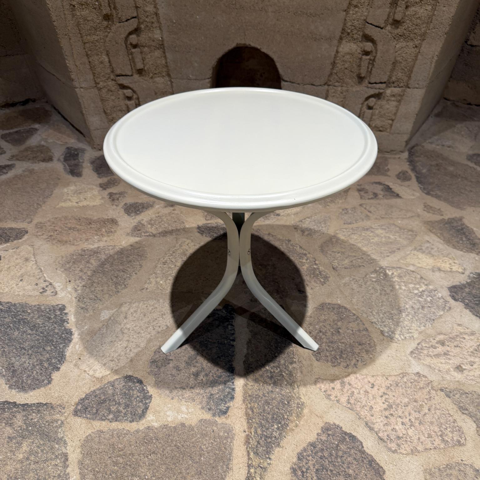 Mid-Century Modern Patio Side Table, Tripod Legs (Moderne der Mitte des Jahrhunderts) im Angebot